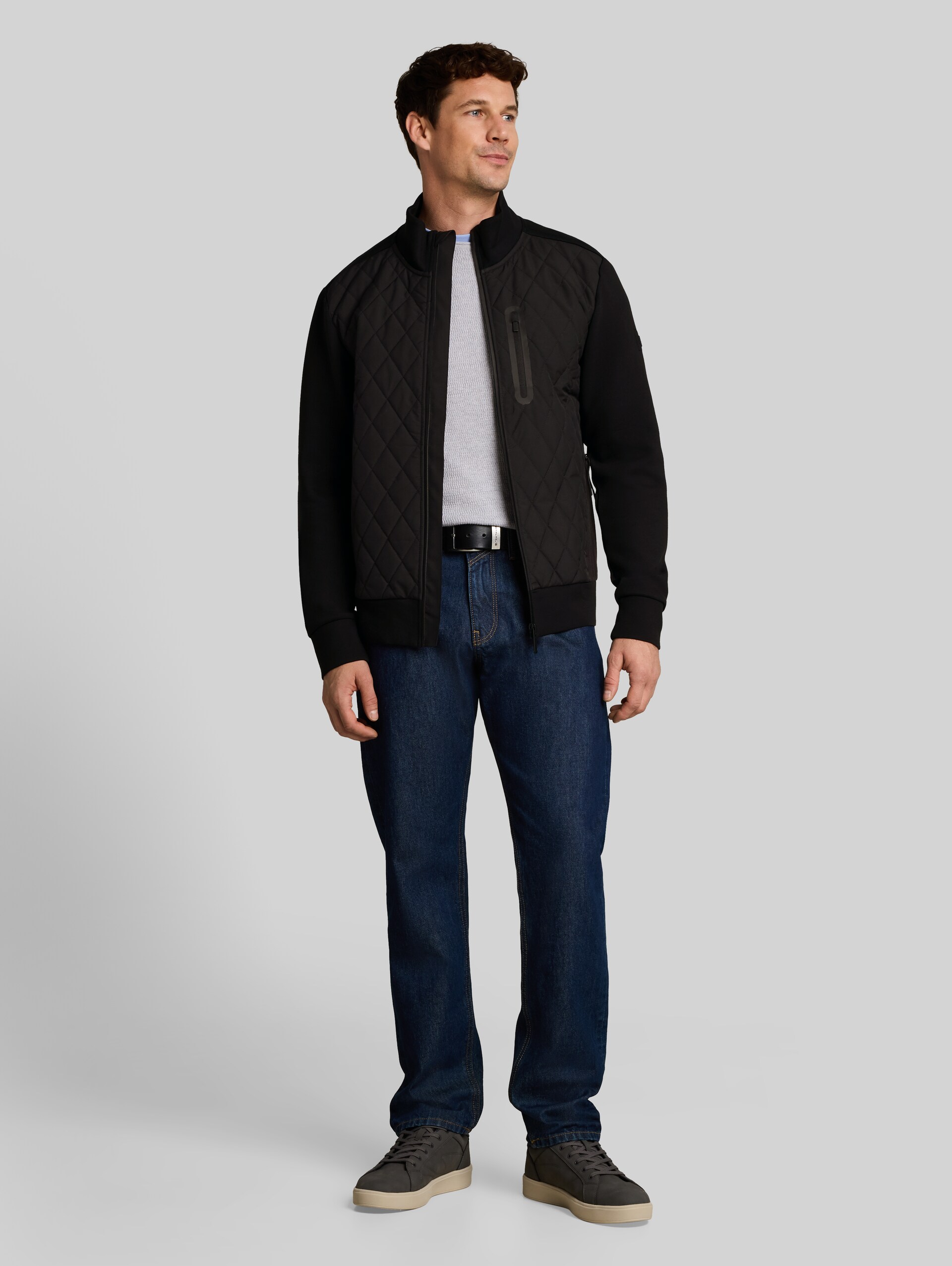 Hybrid Sweatjacke mit Stehkragen - Black - Model-Vorderansicht