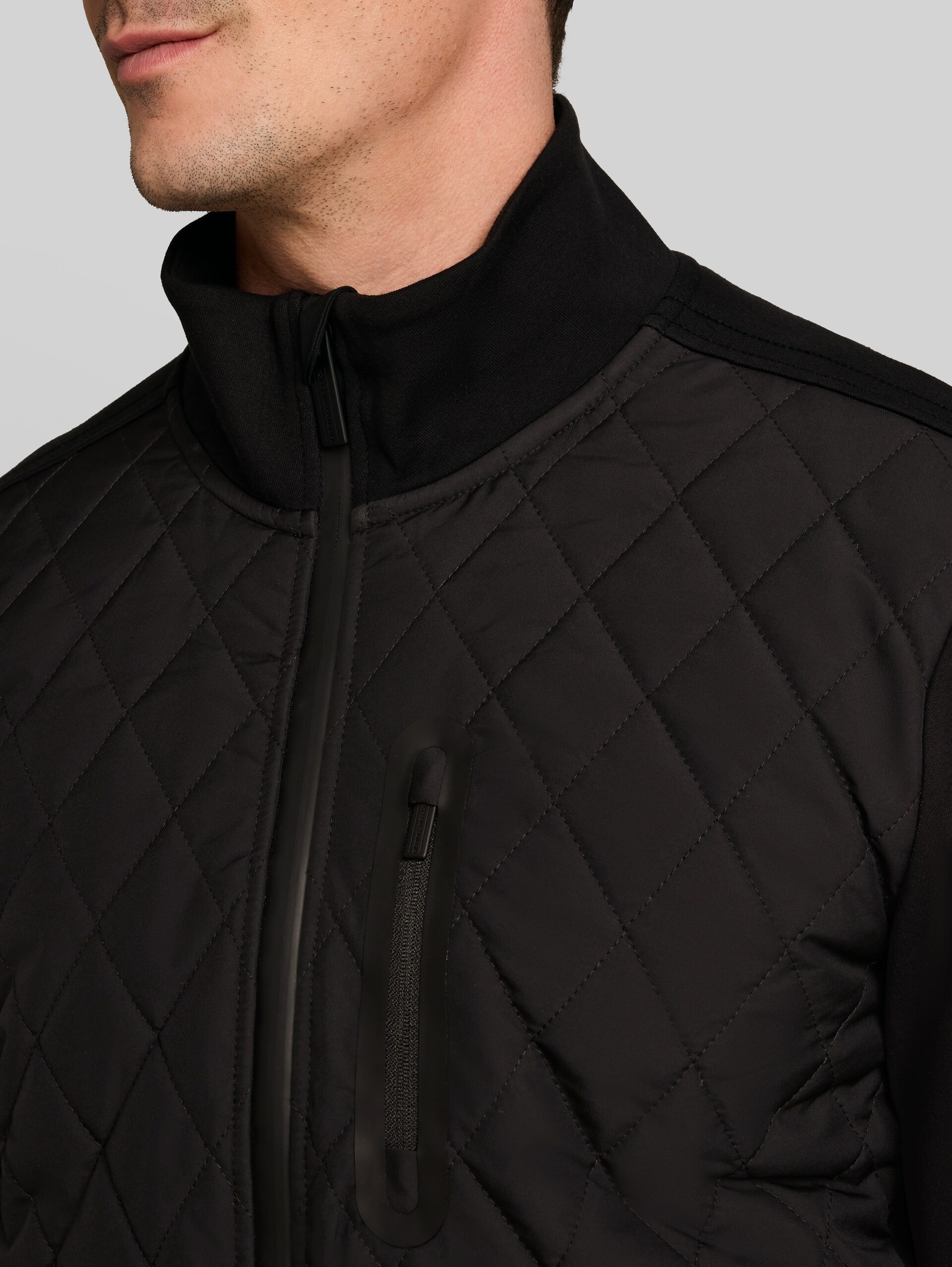 Hybrid Sweatjacke mit Stehkragen - Black - Detail-Model-Ansicht