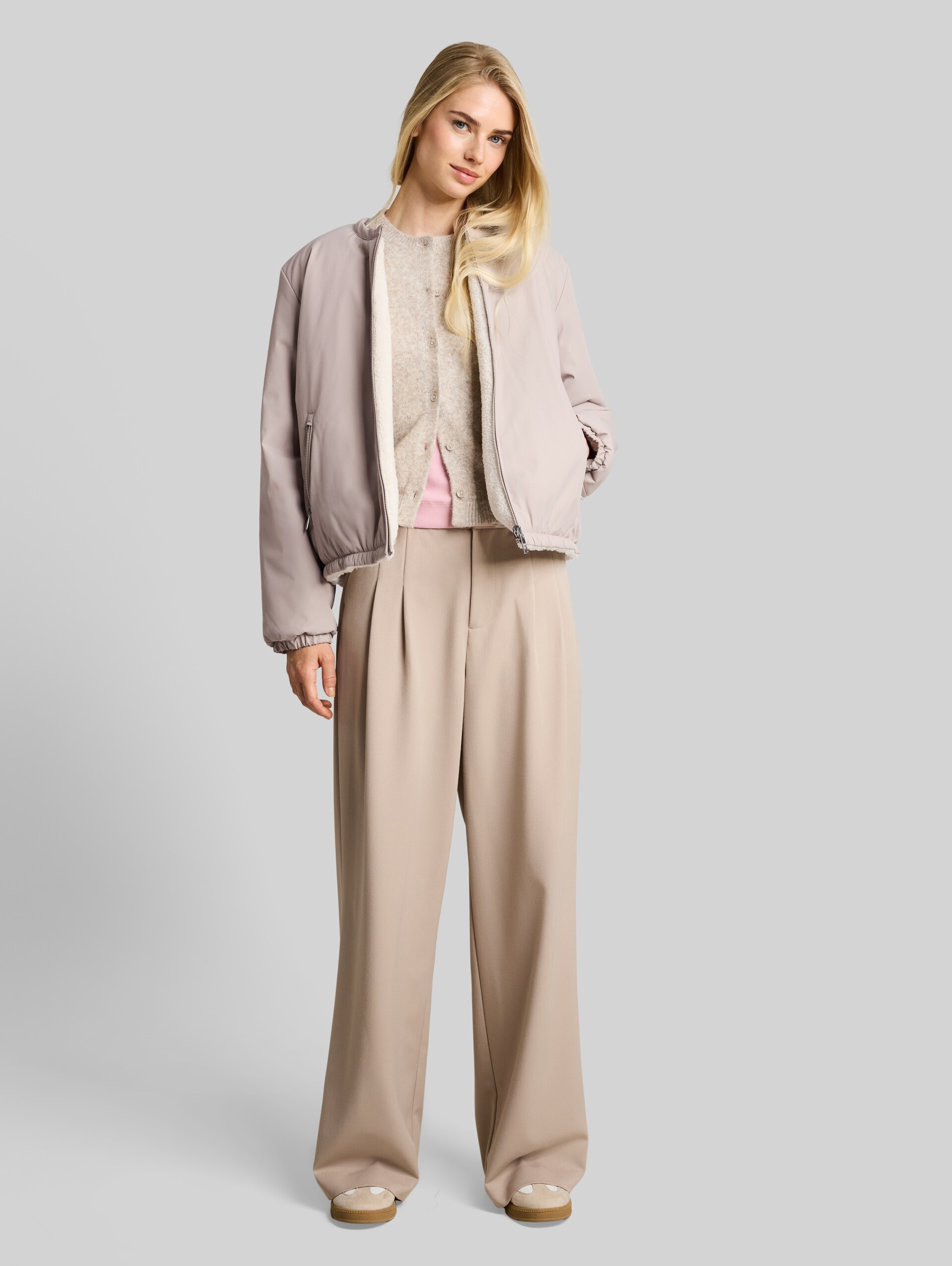 Veste Teddy réversible - atmosphere beige - vue latérale du modèle