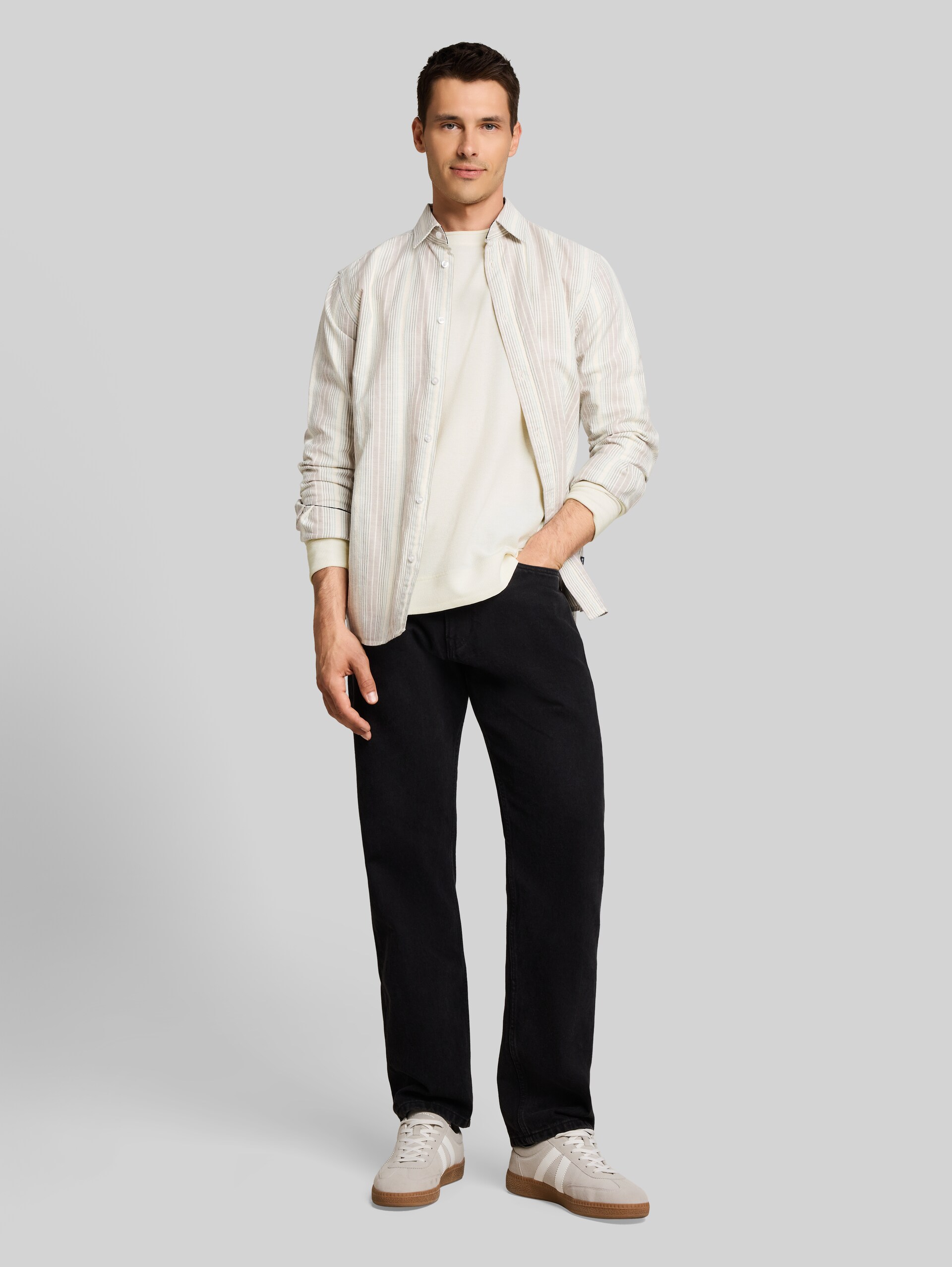 Langarmshirt im Used-Look - Gardenia White - Model-Vorderansicht