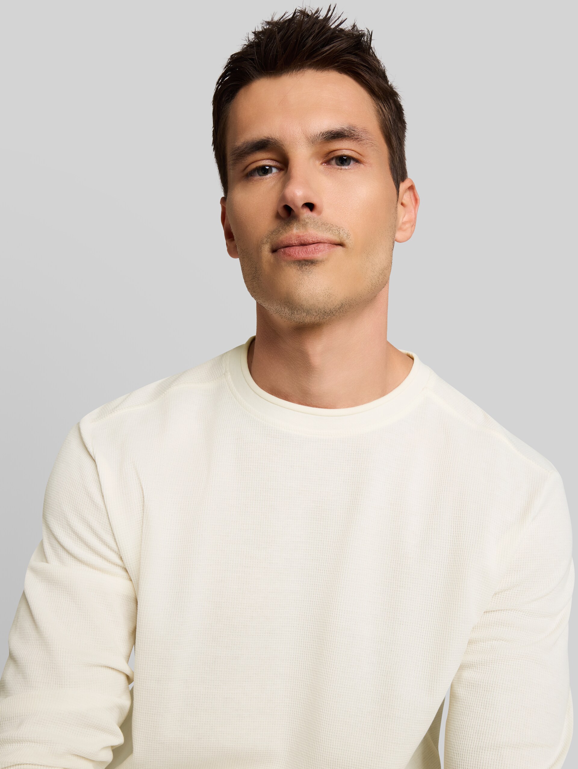 Langarmshirt im Used-Look - Gardenia White - Detail-Model-Ansicht