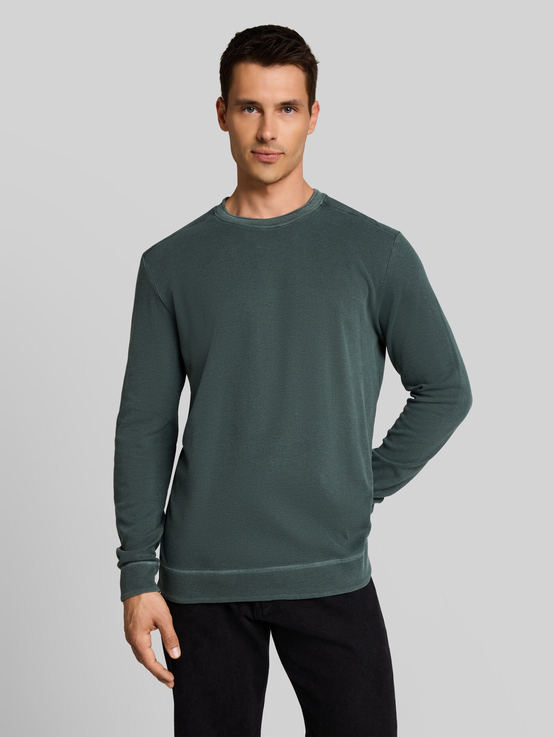 Langarmshirt im Used-Look - Darkest Olive - Ausschnitt Model-Vorderansicht