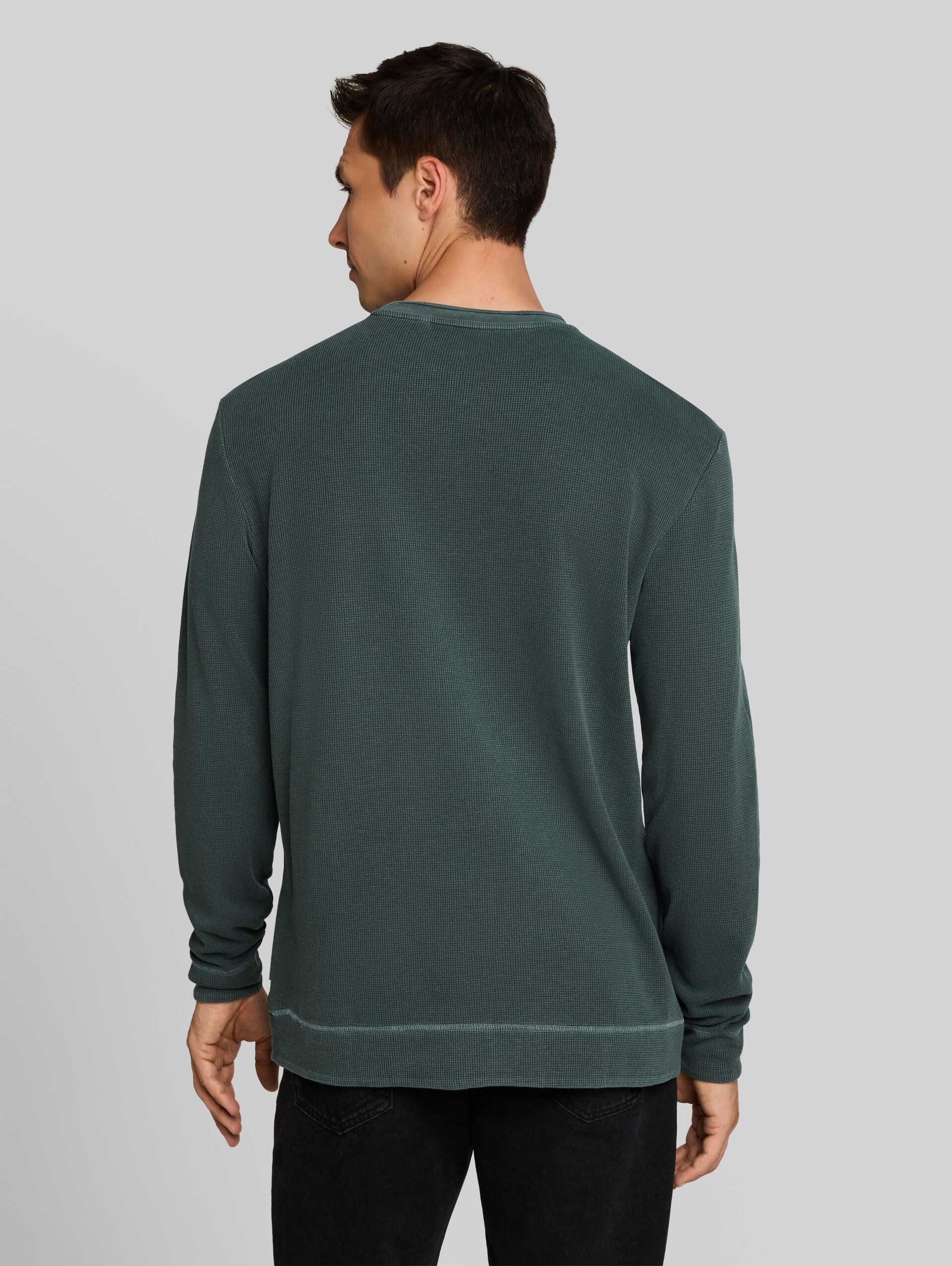 Langarmshirt im Used-Look - Darkest Olive - Auschnitt Model-Rückansicht
