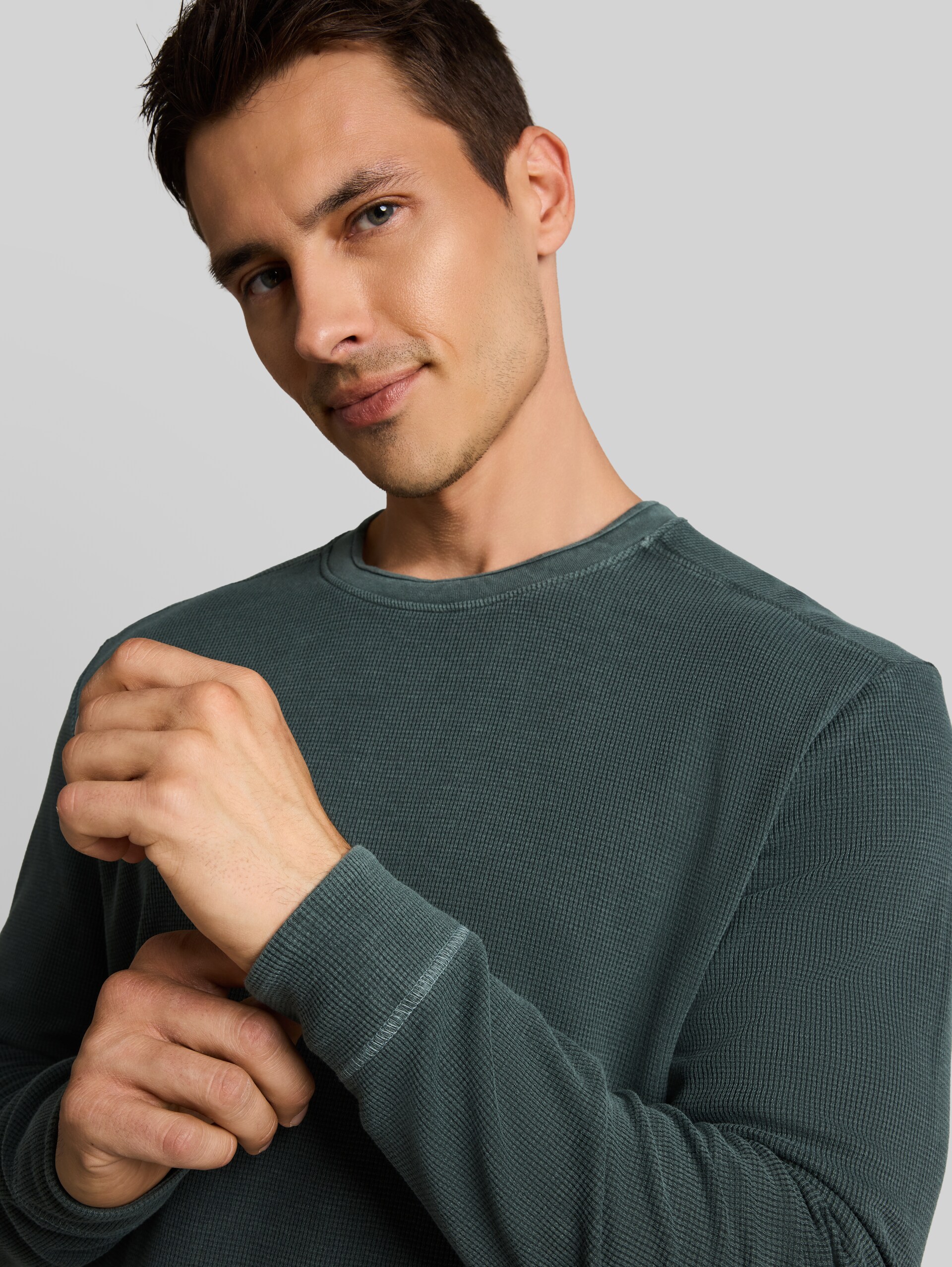 Langarmshirt im Used-Look - Darkest Olive - Detail-Model-Ansicht