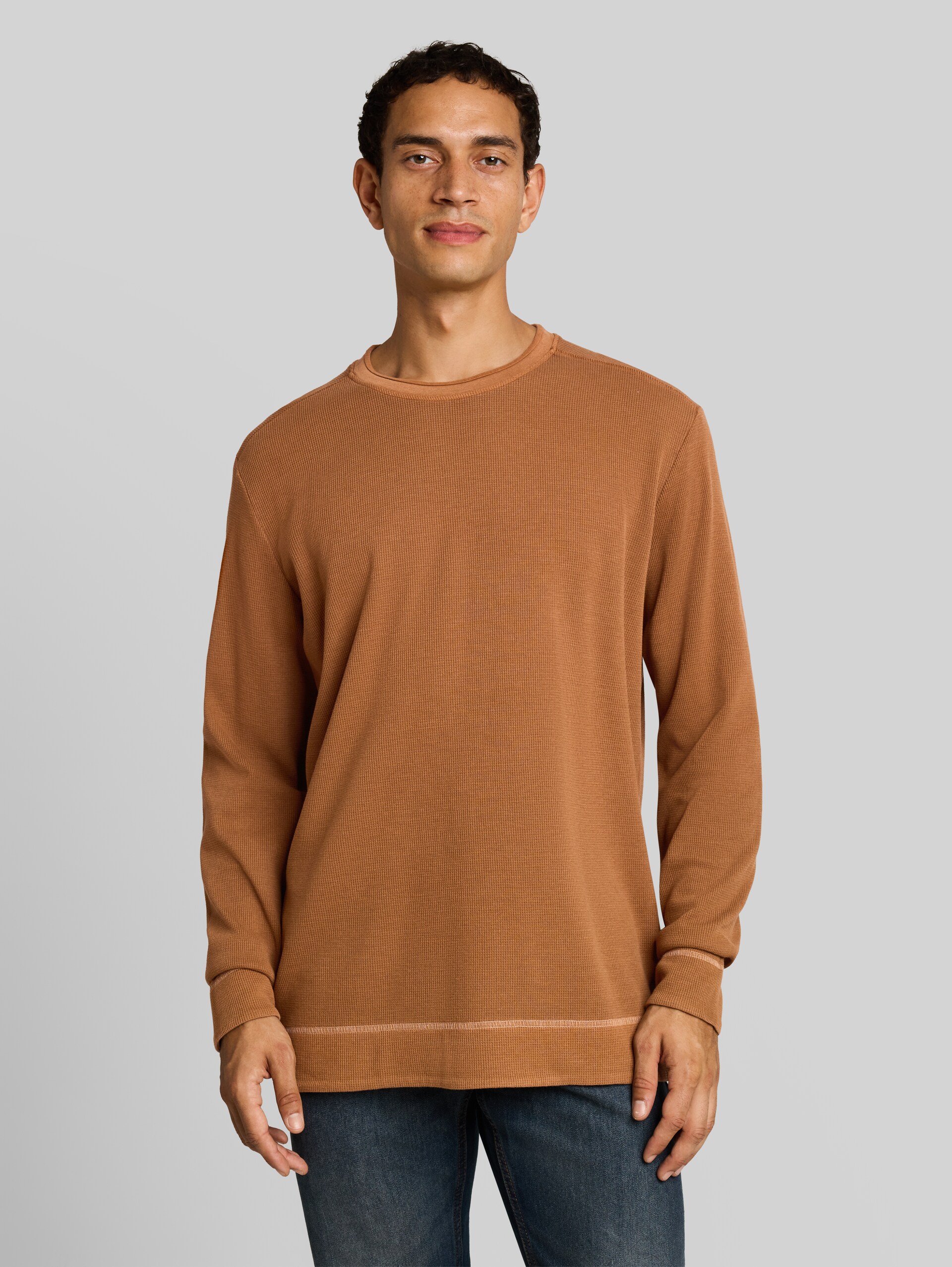 Langarmshirt im Used-Look - bright camel brown - Ausschnitt Model-Vorderansicht