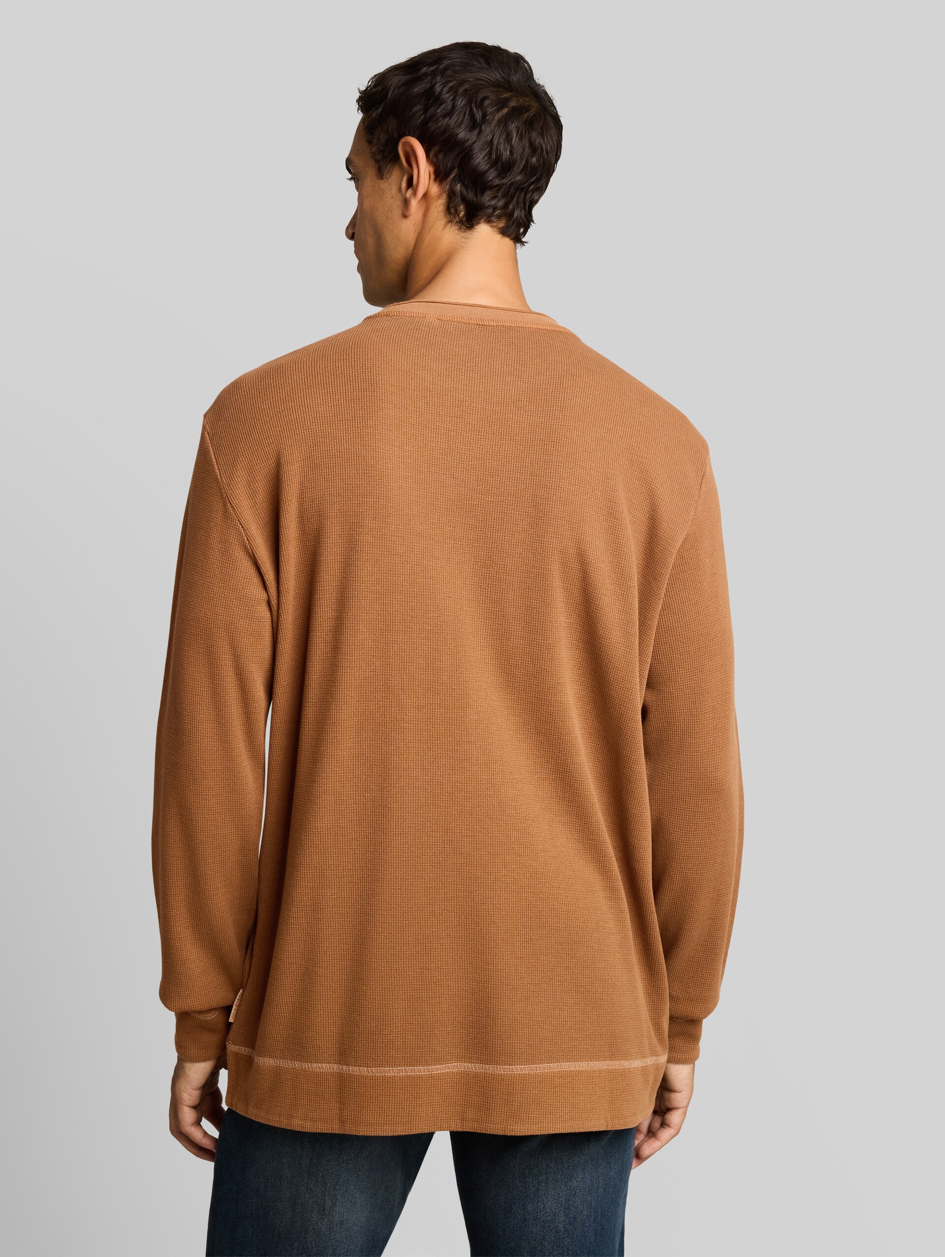 Langarmshirt im Used-Look - bright camel brown - Auschnitt Model-Rückansicht