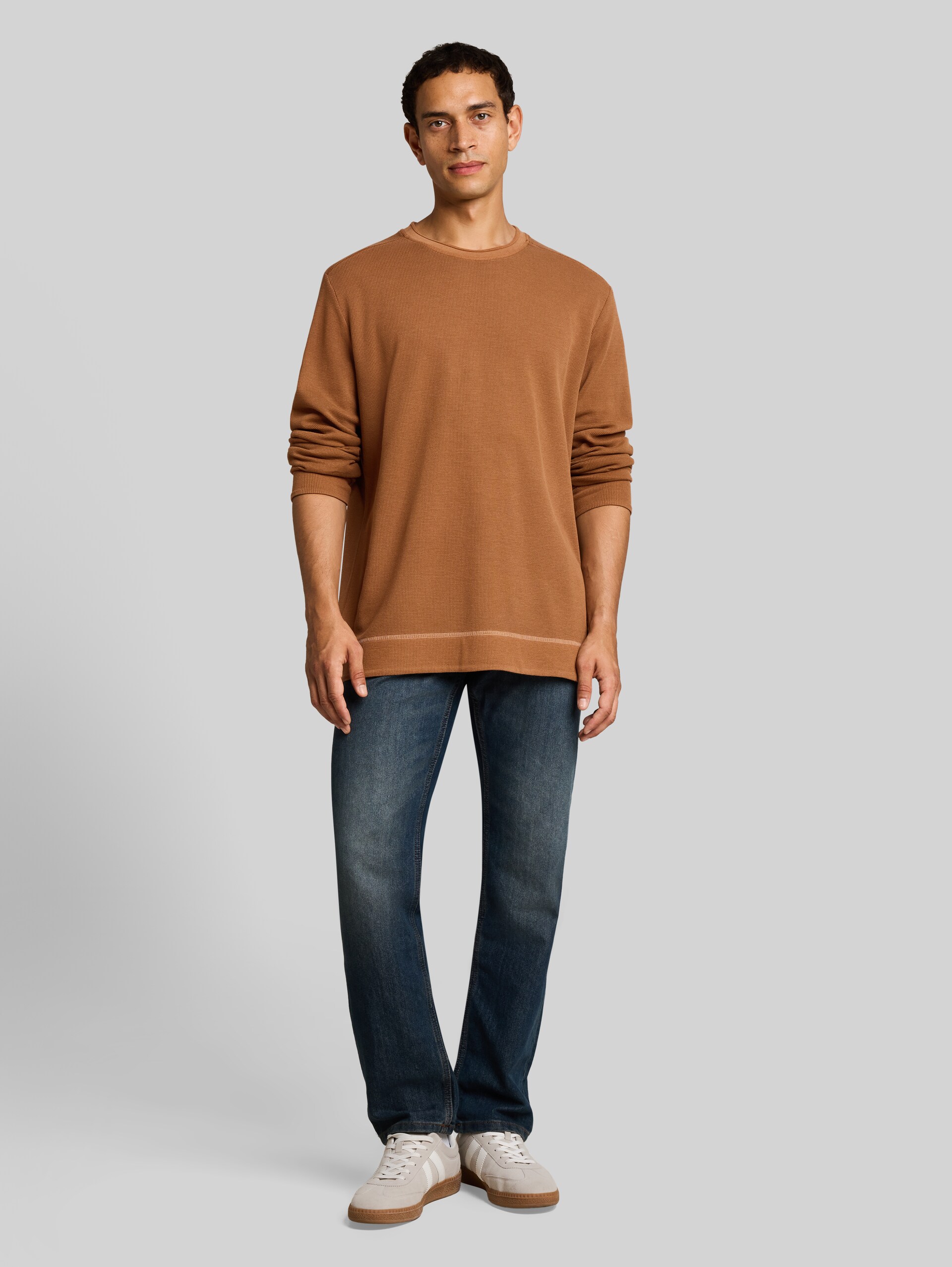 Langarmshirt im Used-Look - bright camel brown - Model-Vorderansicht