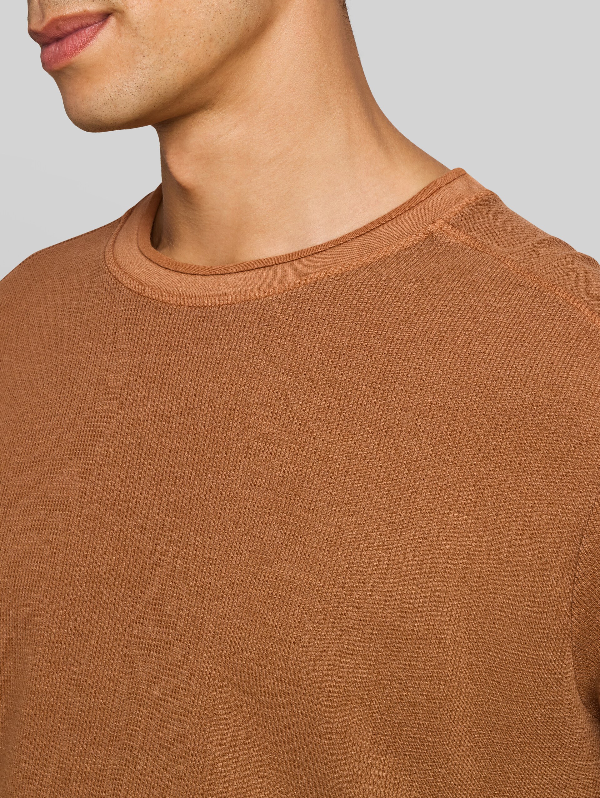 Langarmshirt im Used-Look - bright camel brown - Detail-Model-Ansicht