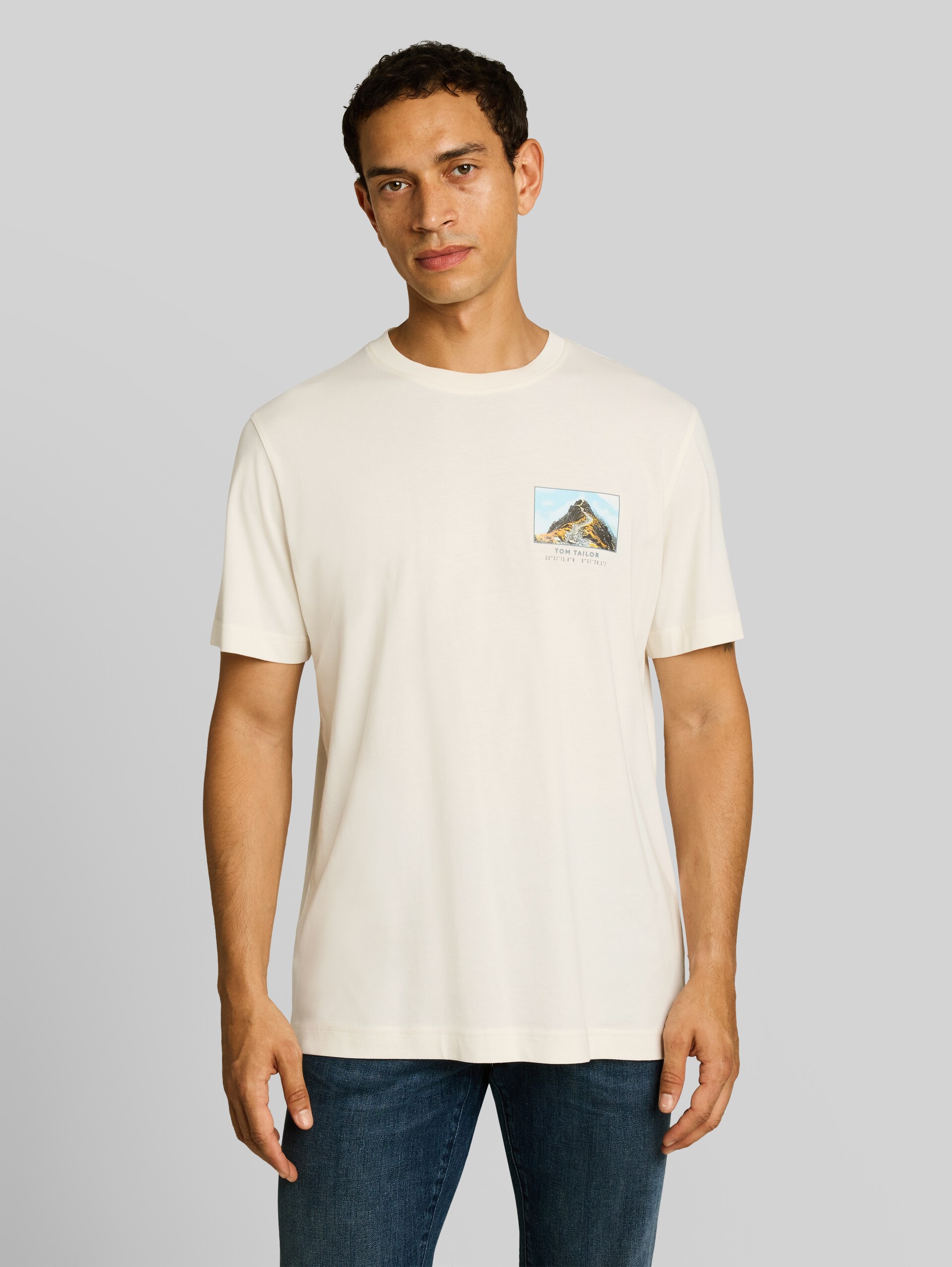 T-Shirt mit Print - Gardenia White - Ausschnitt Model-Vorderansicht
