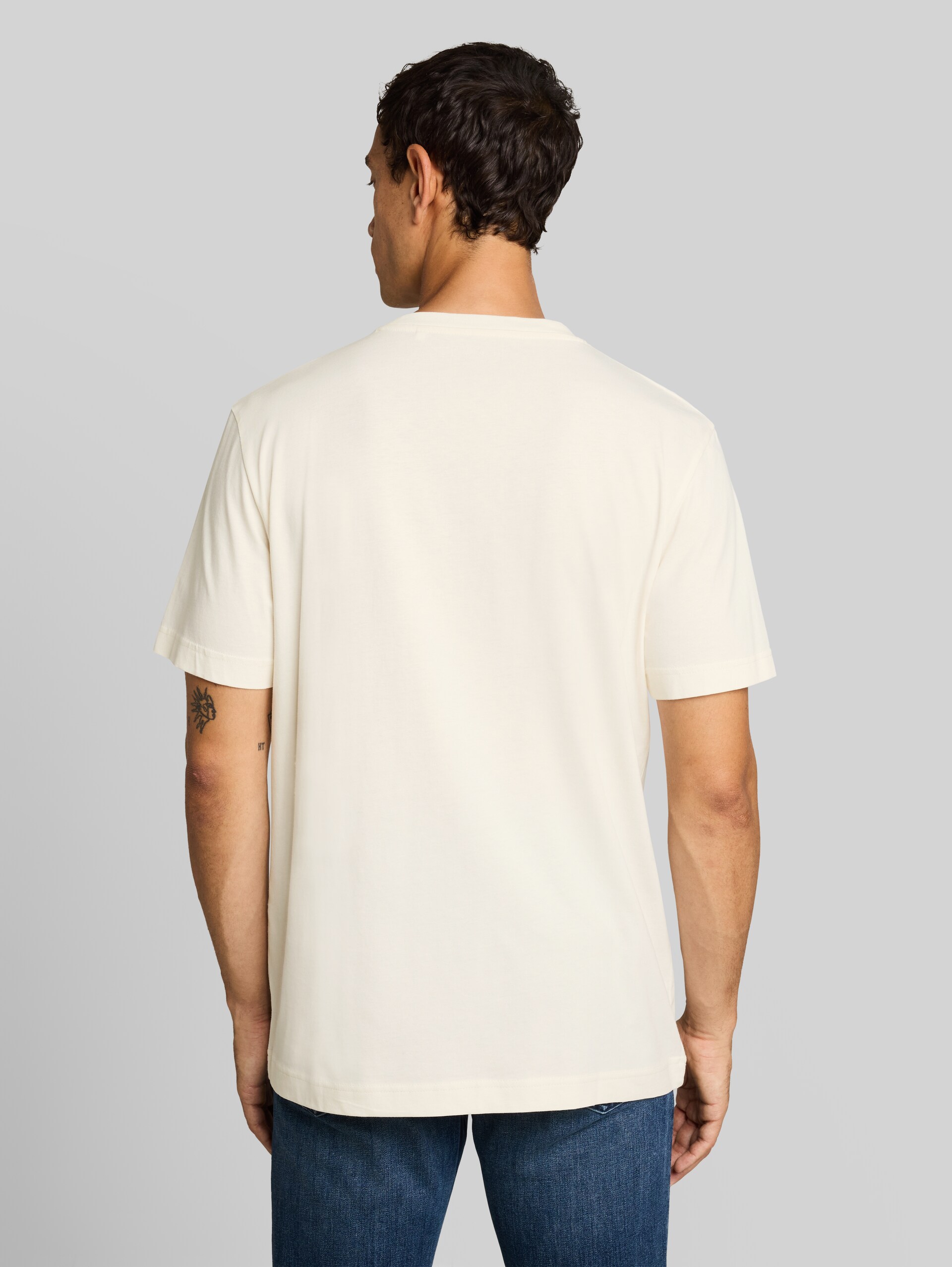 T-Shirt mit Print - Gardenia White - Auschnitt Model-Rückansicht