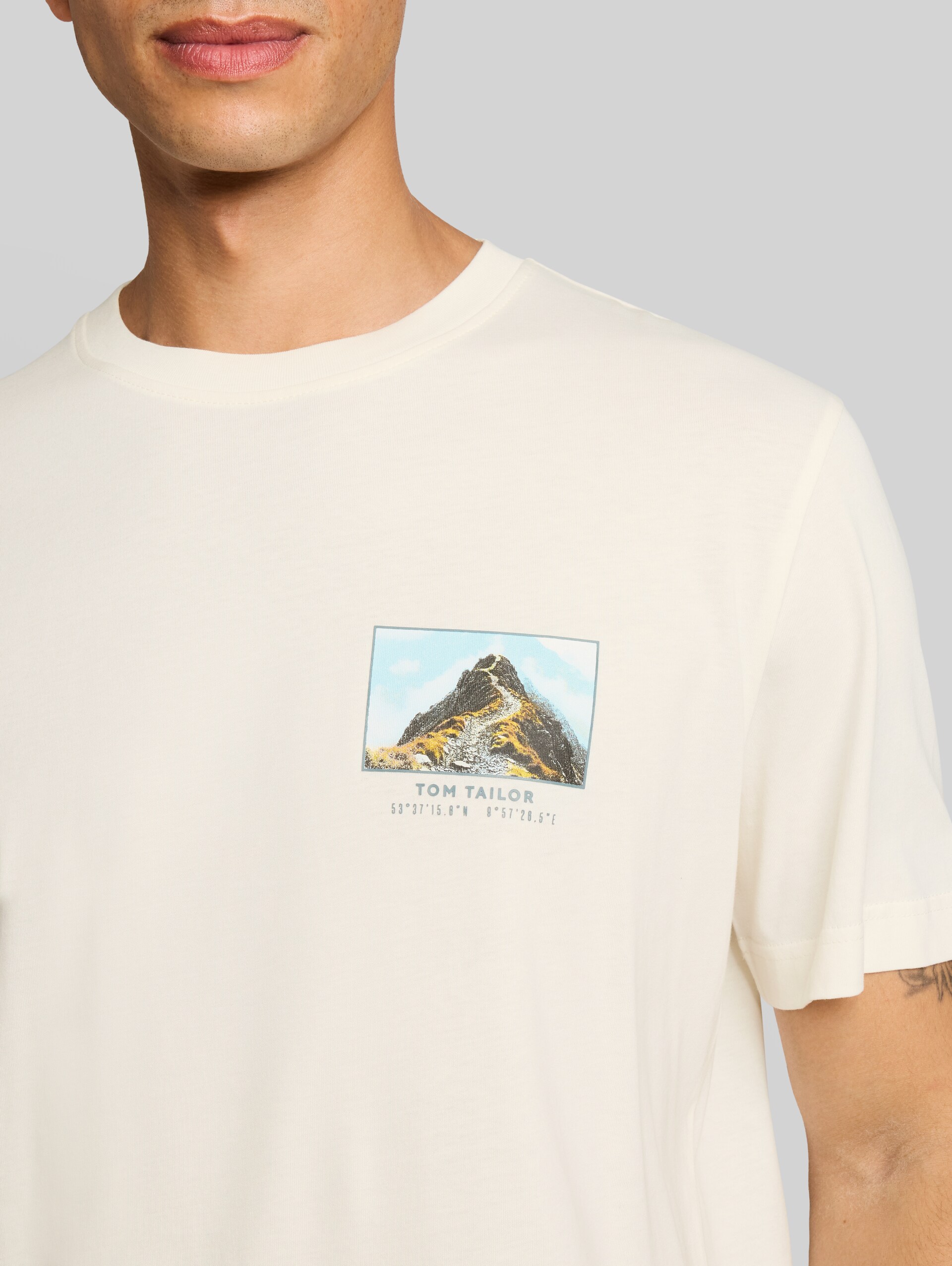 T-Shirt mit Print - Gardenia White - Detail-Model-Ansicht