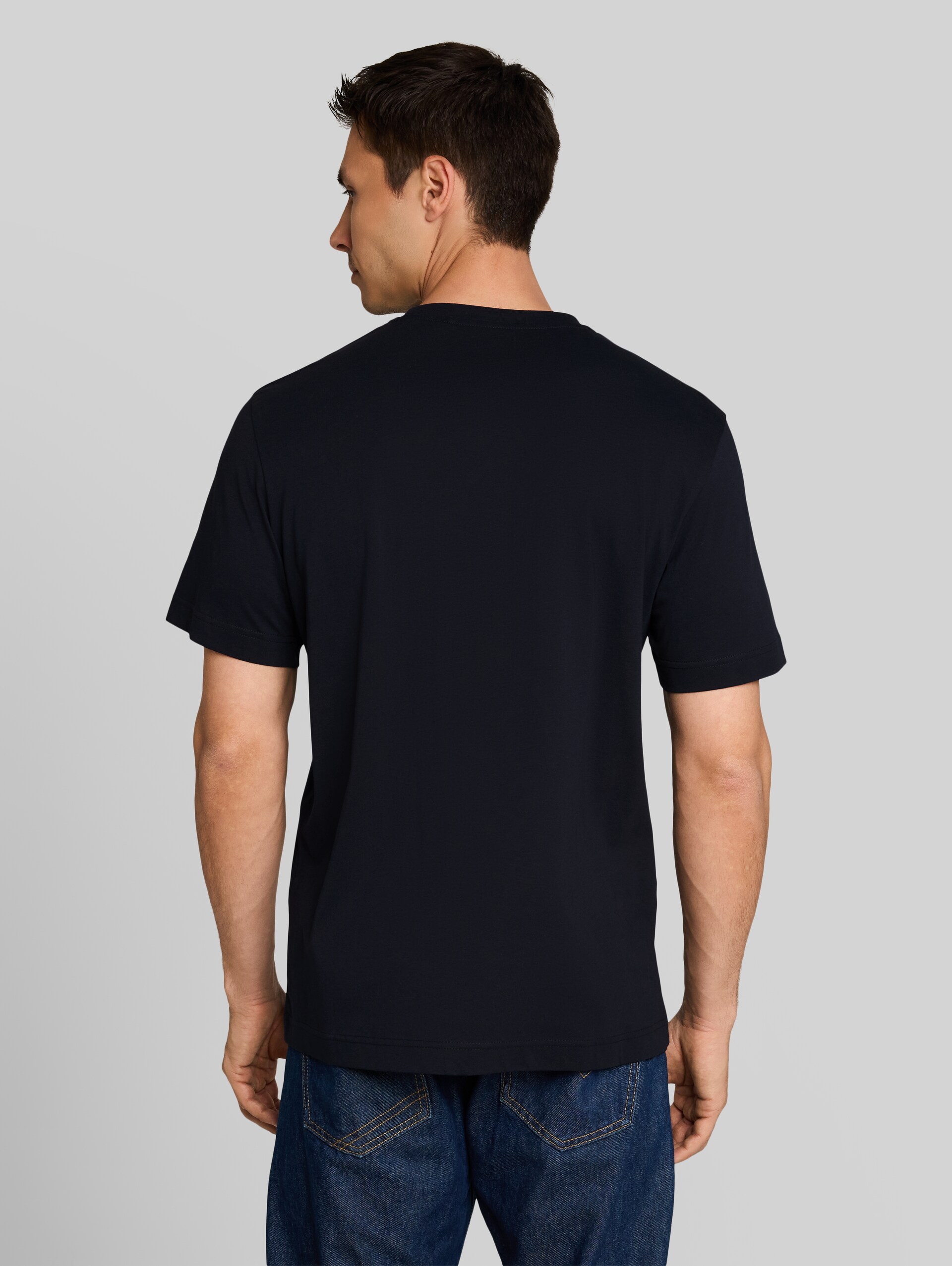 T-Shirt mit Print - sky captain blue - Auschnitt Model-Rückansicht