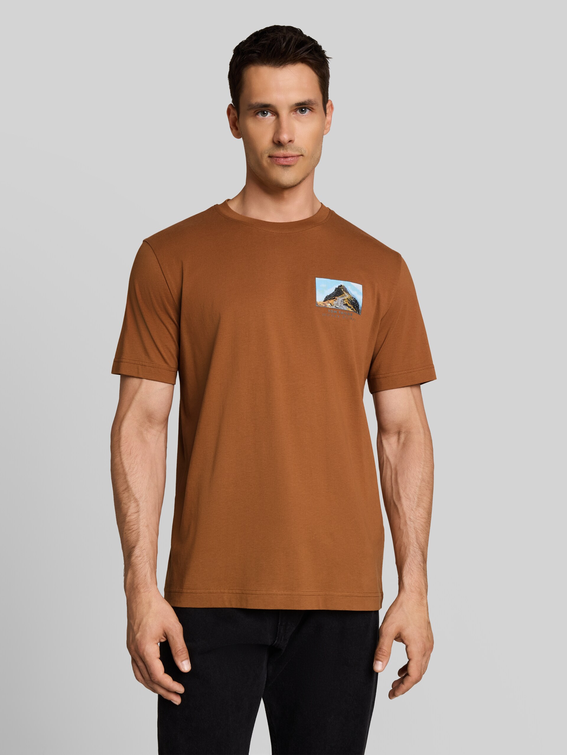 T-Shirt mit Print - bright camel brown - Ausschnitt Model-Vorderansicht