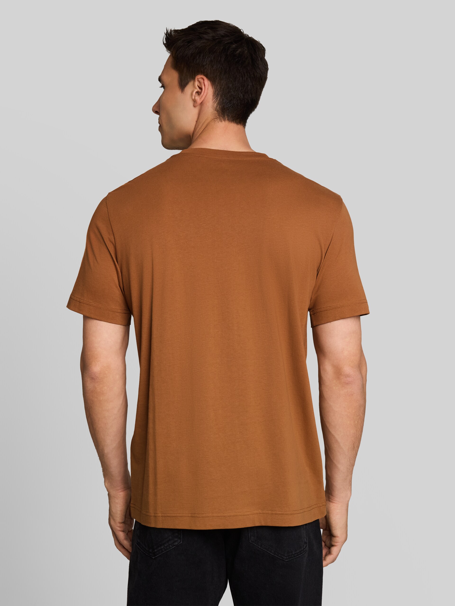 T-Shirt mit Print - bright camel brown - Auschnitt Model-Rückansicht