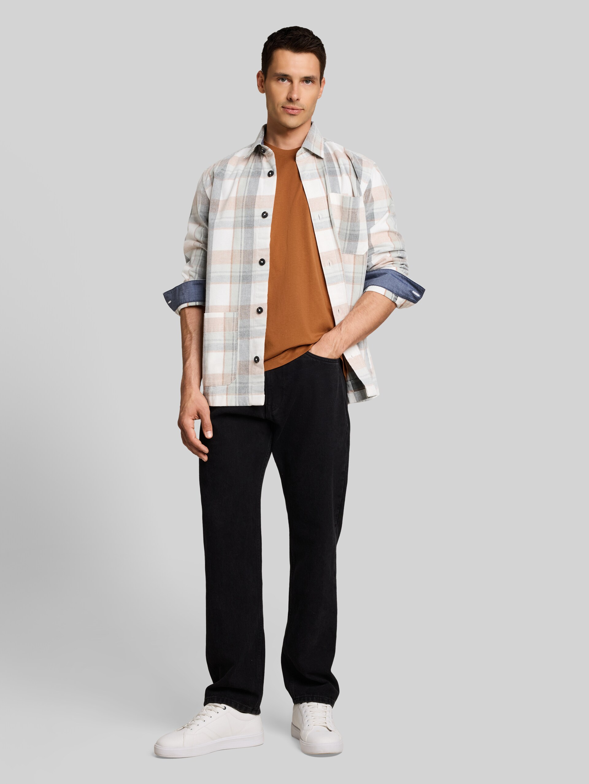T-Shirt mit Print - bright camel brown - Model-Vorderansicht