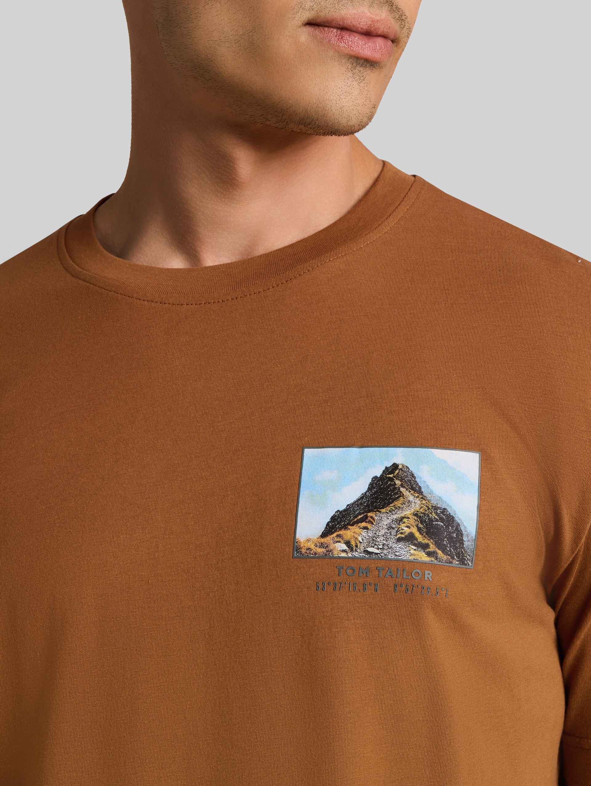 T-Shirt mit Print - bright camel brown - Detail-Model-Ansicht