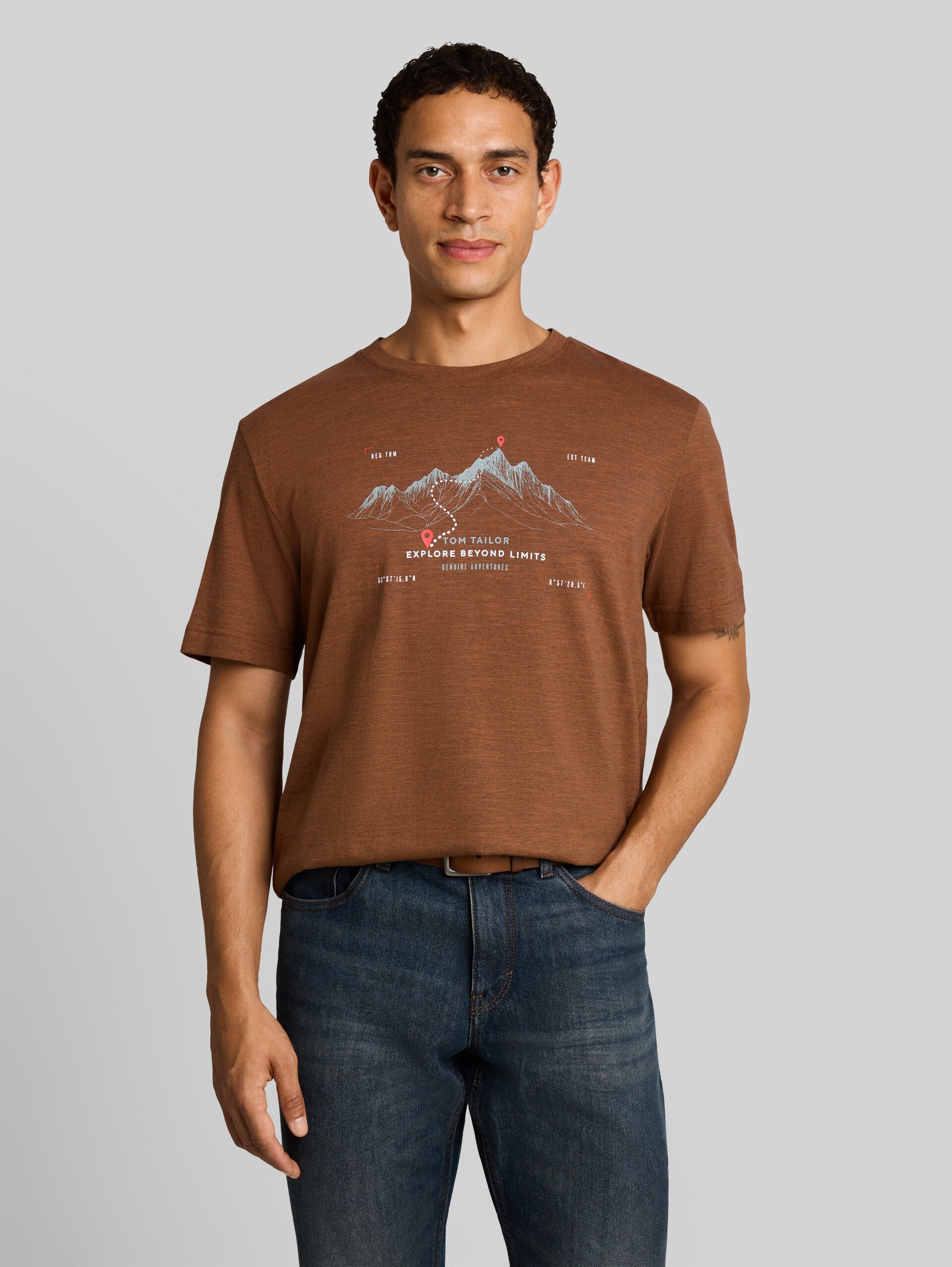 T-shirt met print - brown olive injected stripe - Nek model vooraanzicht