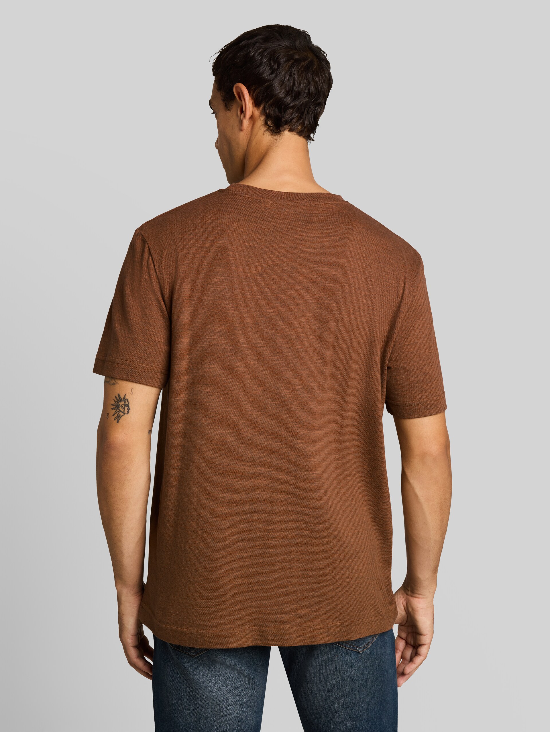 T-shirt met print - brown olive injected stripe - Neklijn model-achteraanzicht