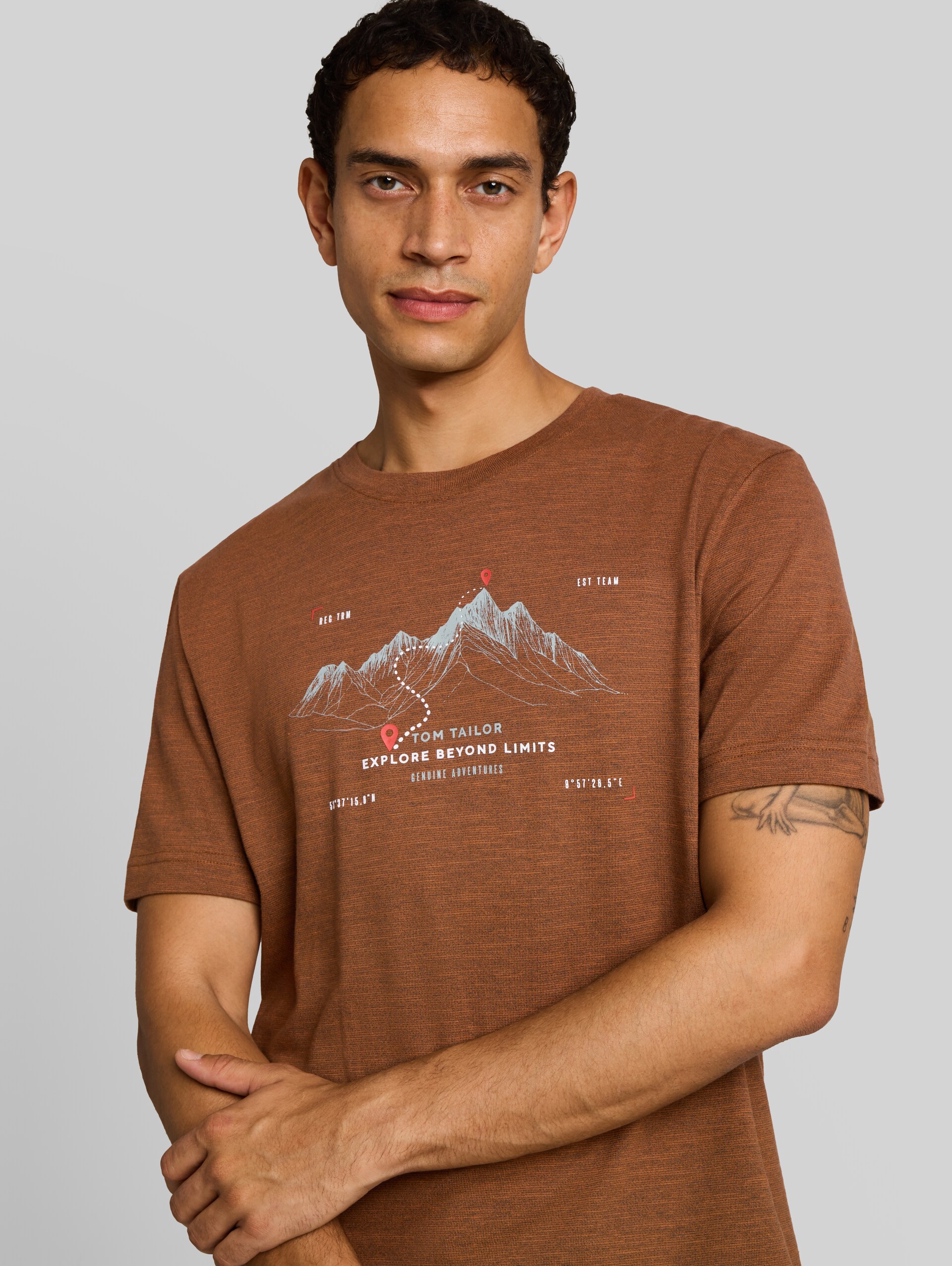 T-shirt met print - brown olive injected stripe - Detailaanzicht model