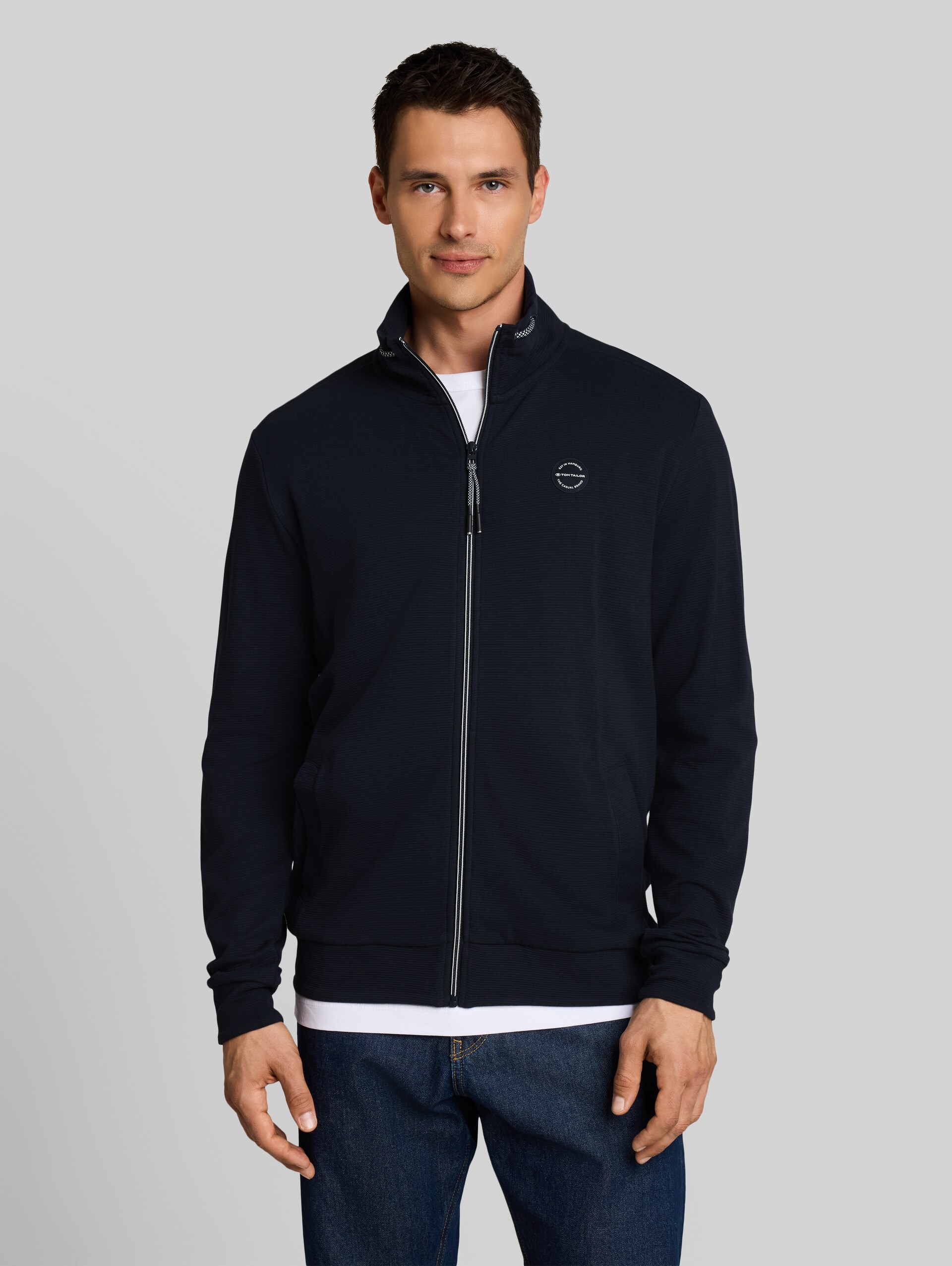 Sweatjacke aus Baumwolle - sky captain blue - Ausschnitt Model-Vorderansicht