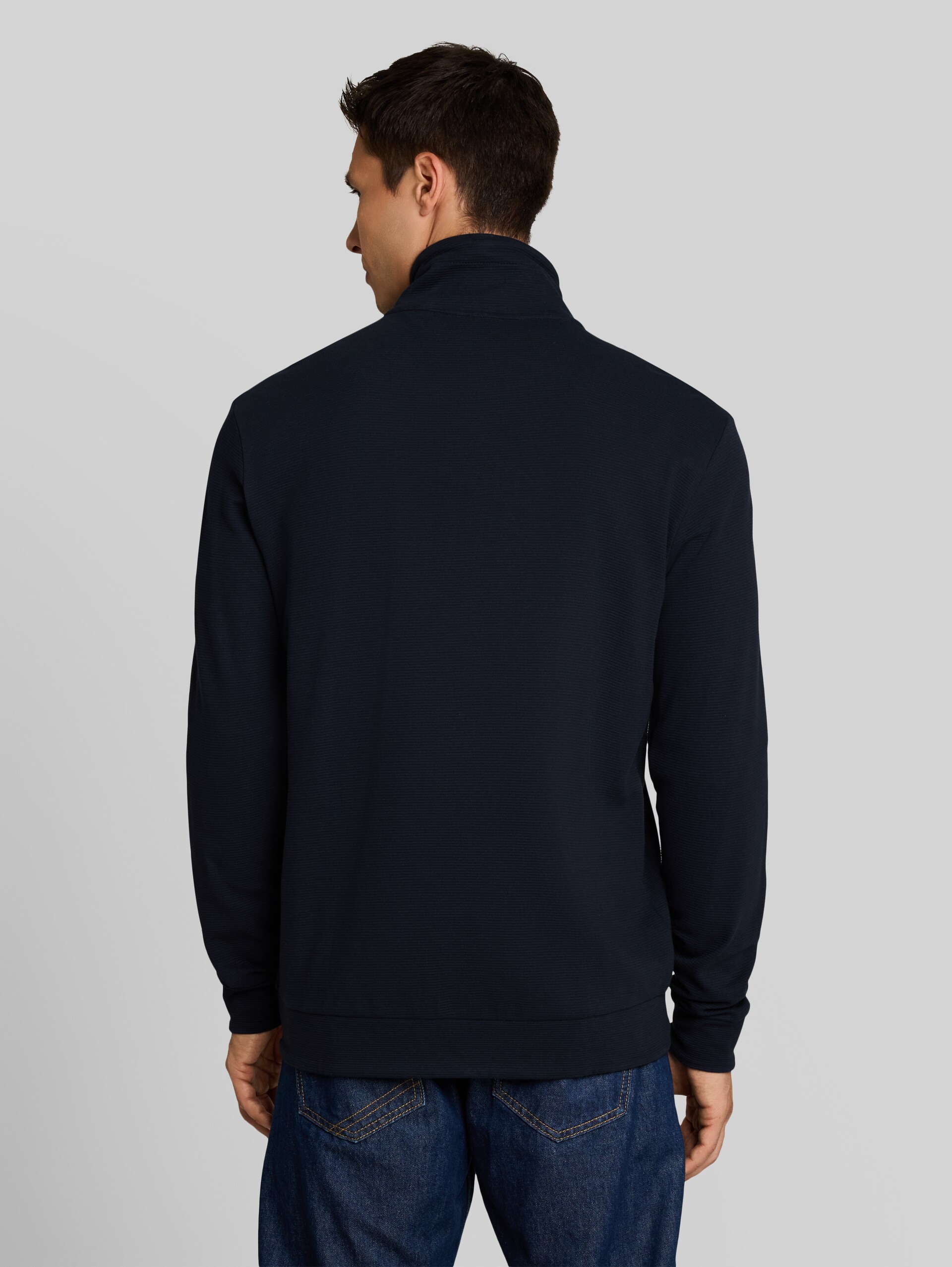Sweatjacke aus Baumwolle - sky captain blue - Auschnitt Model-Rückansicht