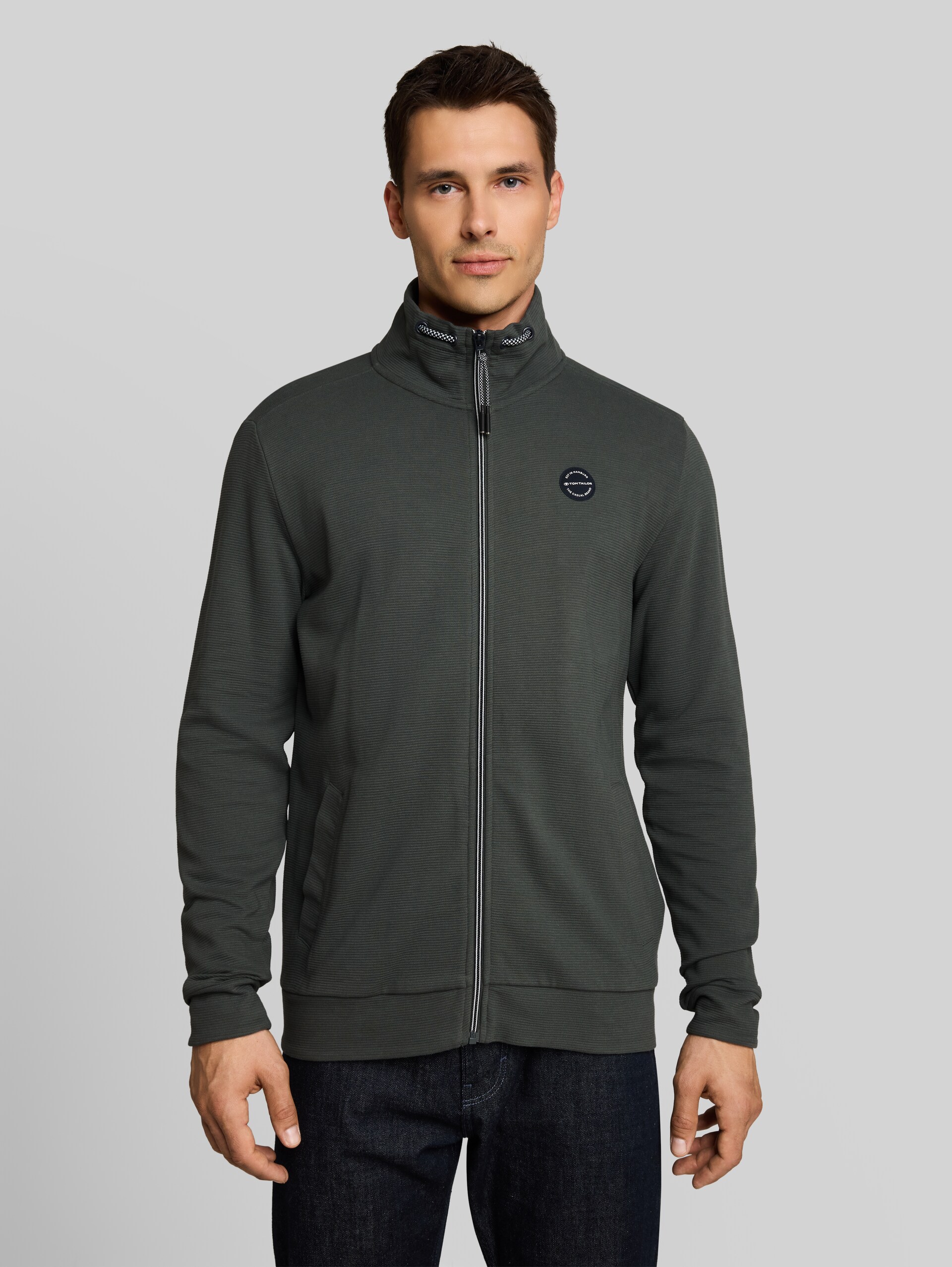 Sweatjacke aus Baumwolle - Darkest Olive - Ausschnitt Model-Vorderansicht