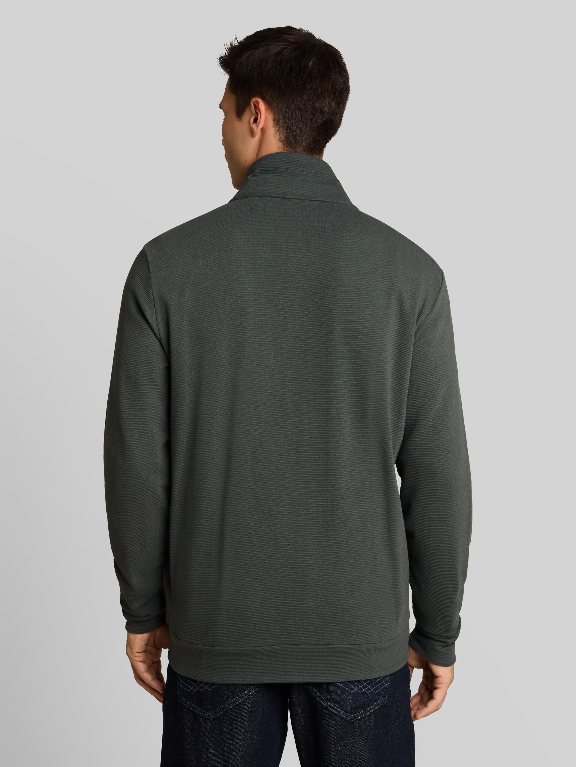 Sweatjacke aus Baumwolle - Darkest Olive - Auschnitt Model-Rückansicht