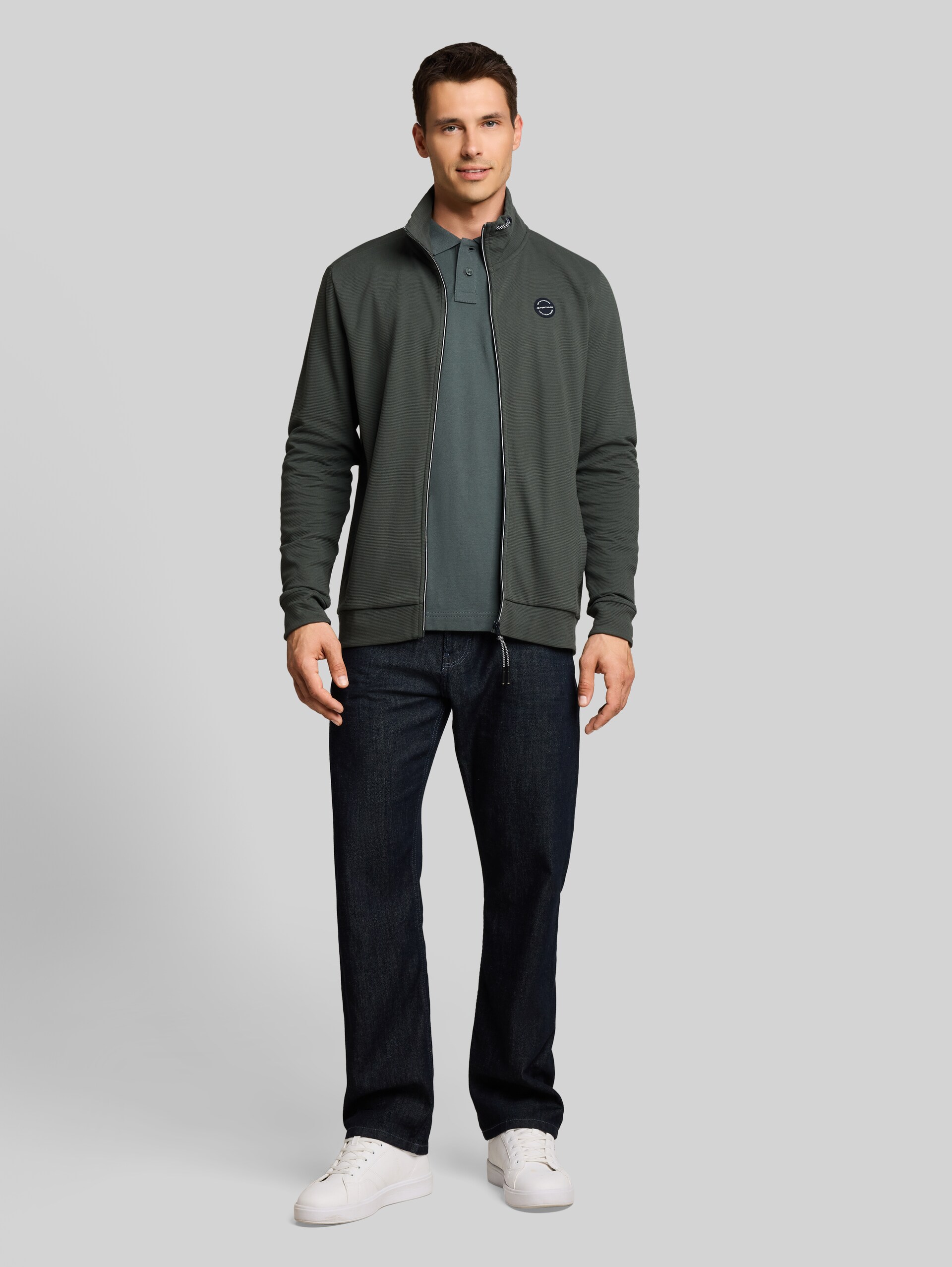 Sweatjacke aus Baumwolle - Darkest Olive - Model-Vorderansicht