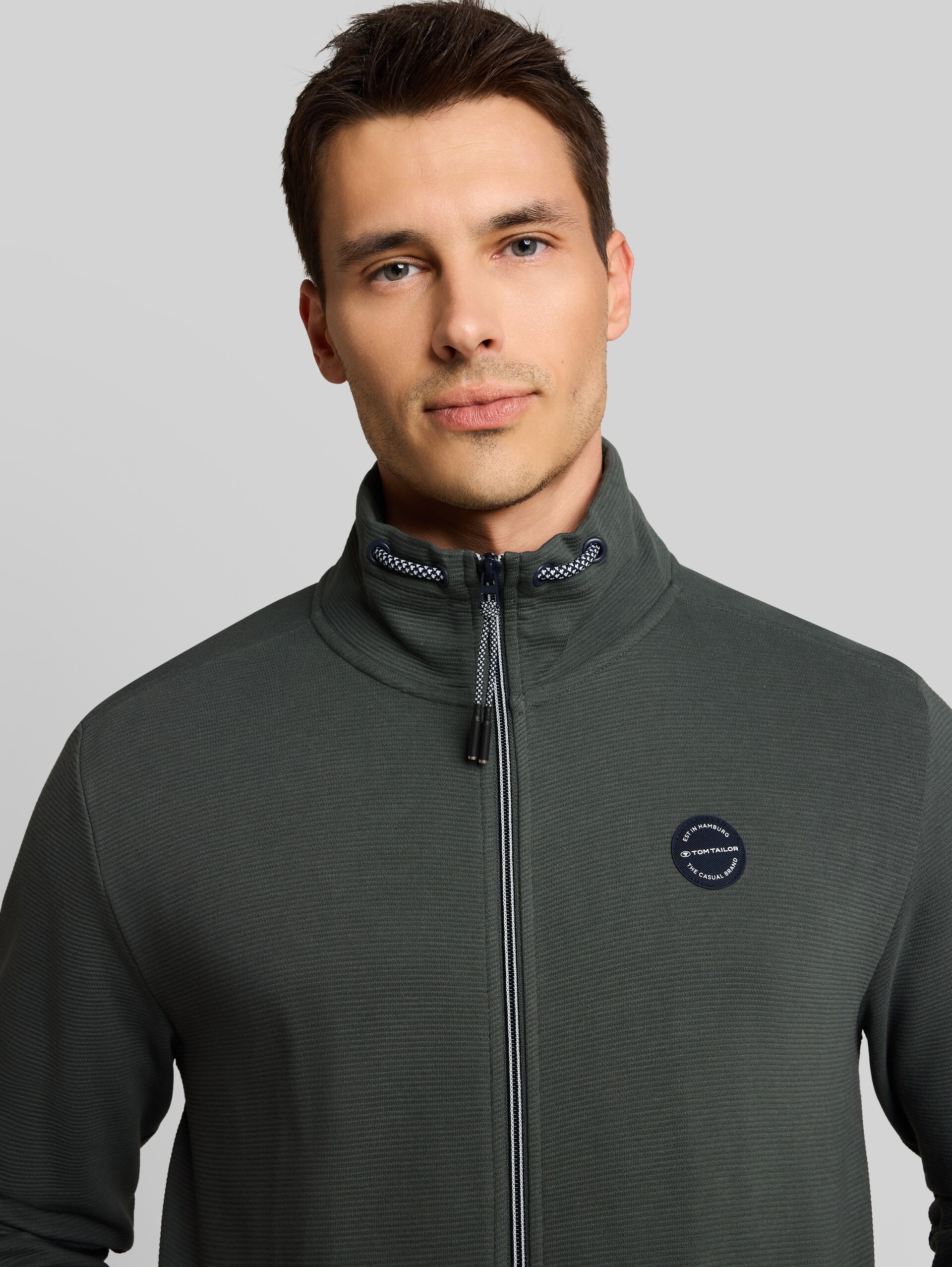 Sweatjacke aus Baumwolle - Darkest Olive - Detail-Model-Ansicht