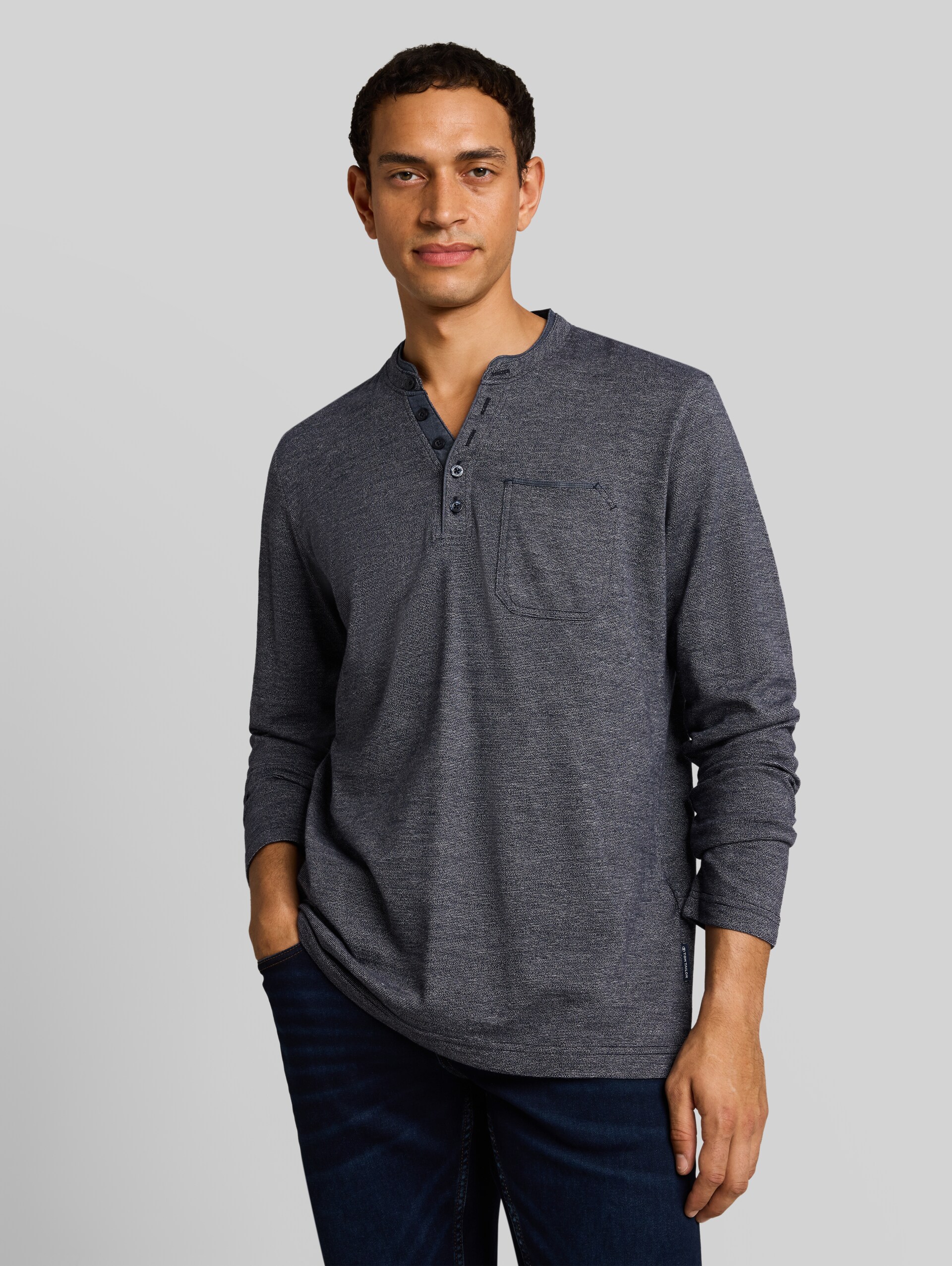 Serafino T-shirt met lange mouwen en borstzak - navy gardenia white injected - Nek model vooraanzicht