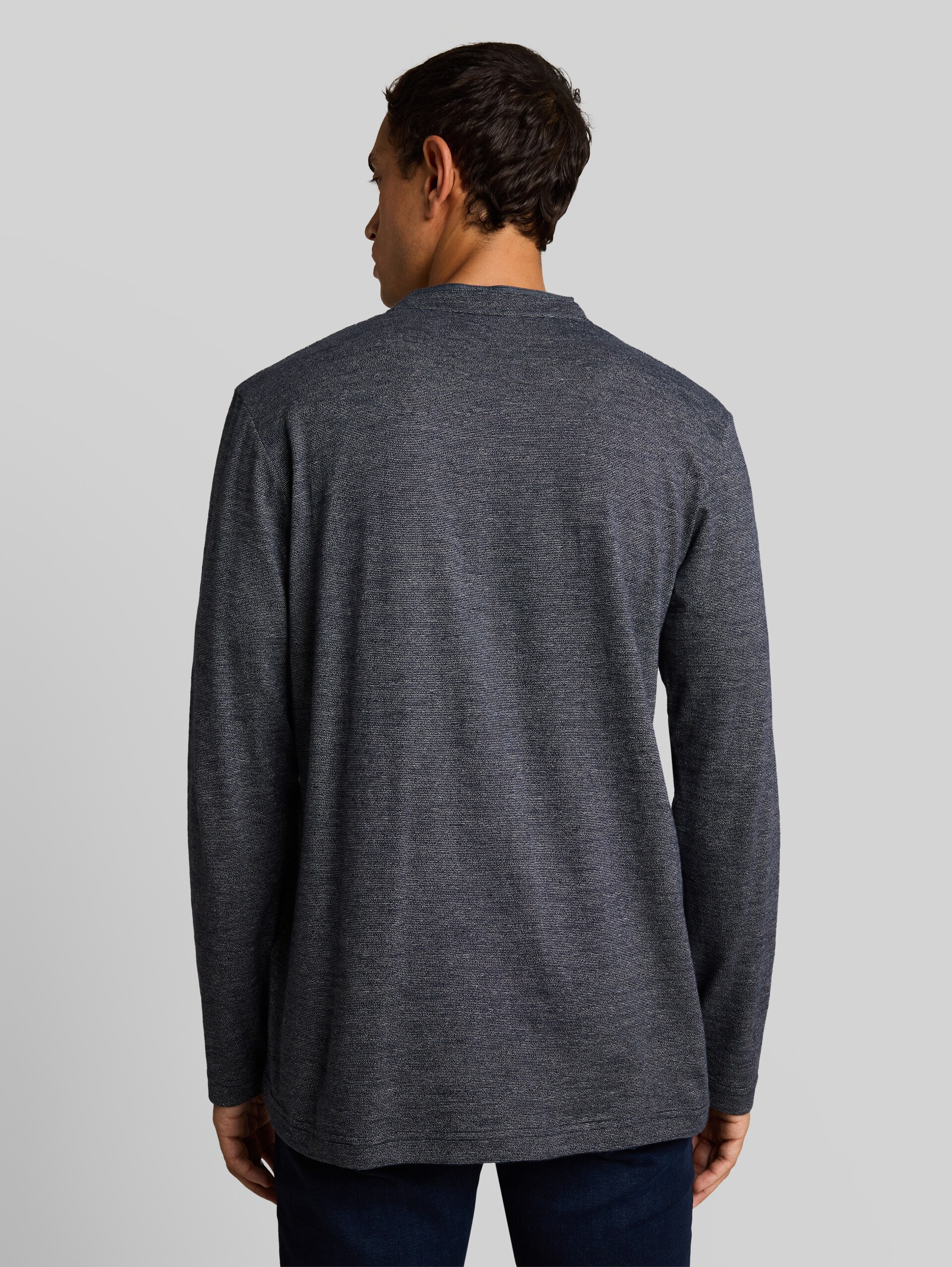Serafino T-shirt met lange mouwen en borstzak - navy gardenia white injected - Neklijn model-achteraanzicht