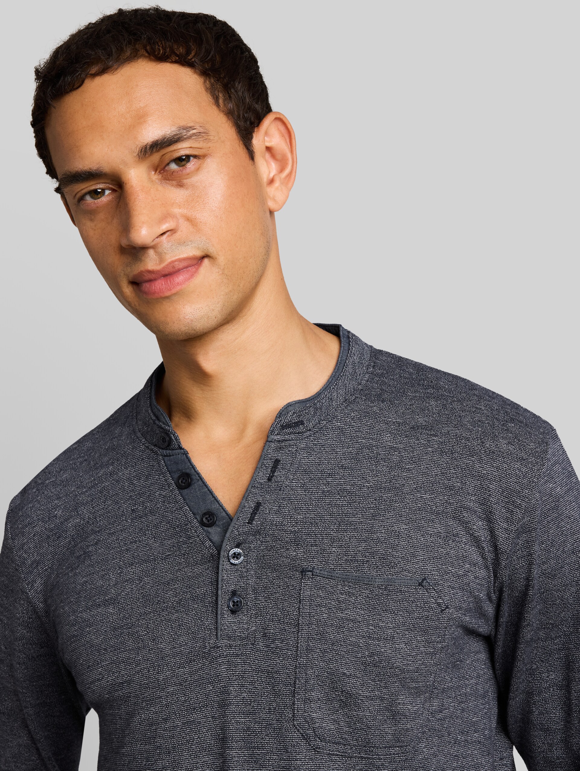 Serafino T-shirt met lange mouwen en borstzak - navy gardenia white injected - Detailaanzicht model