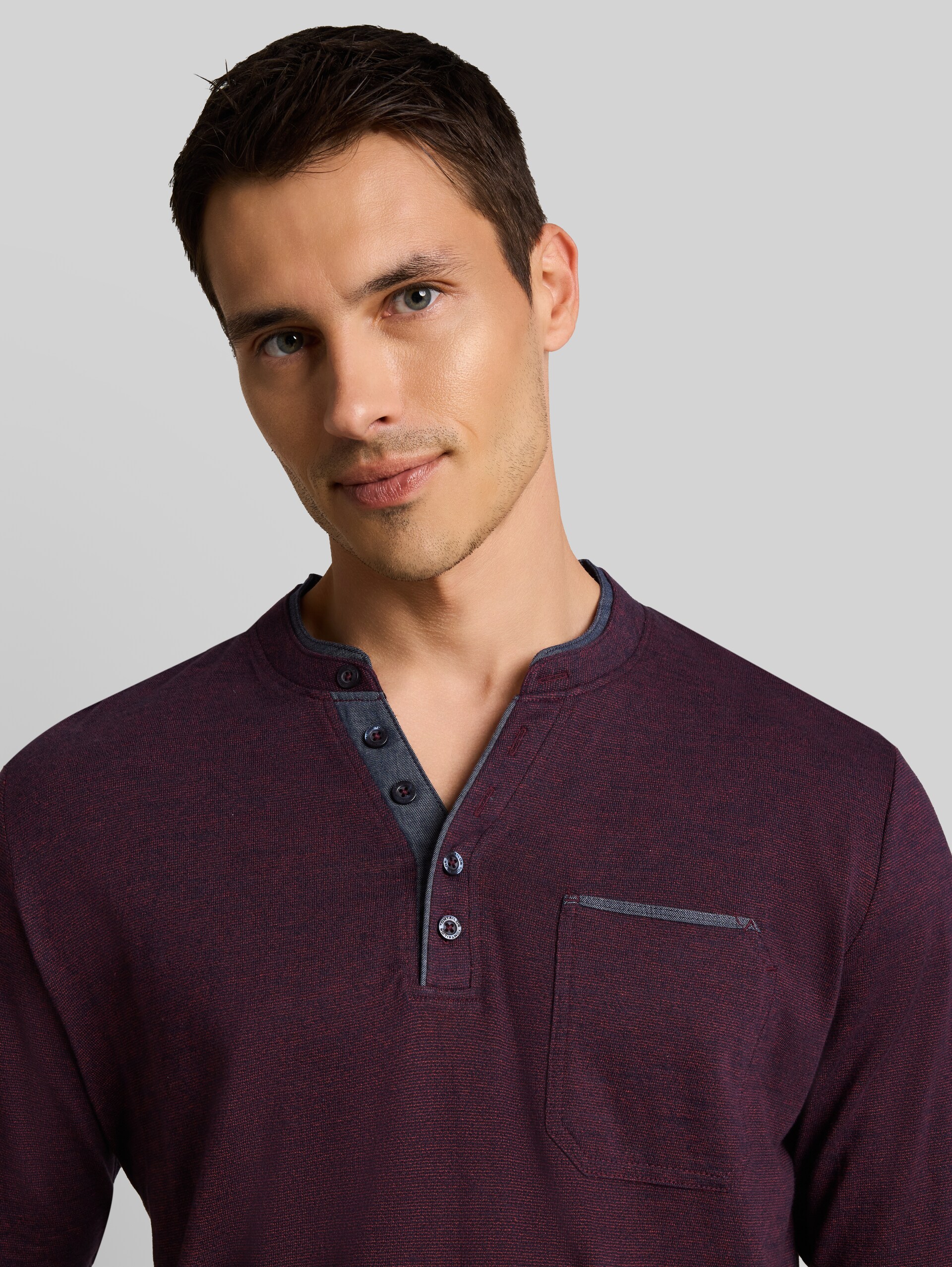 Serafino T-shirt met lange mouwen en borstzak - pear red navy injected stripe - Detailaanzicht model