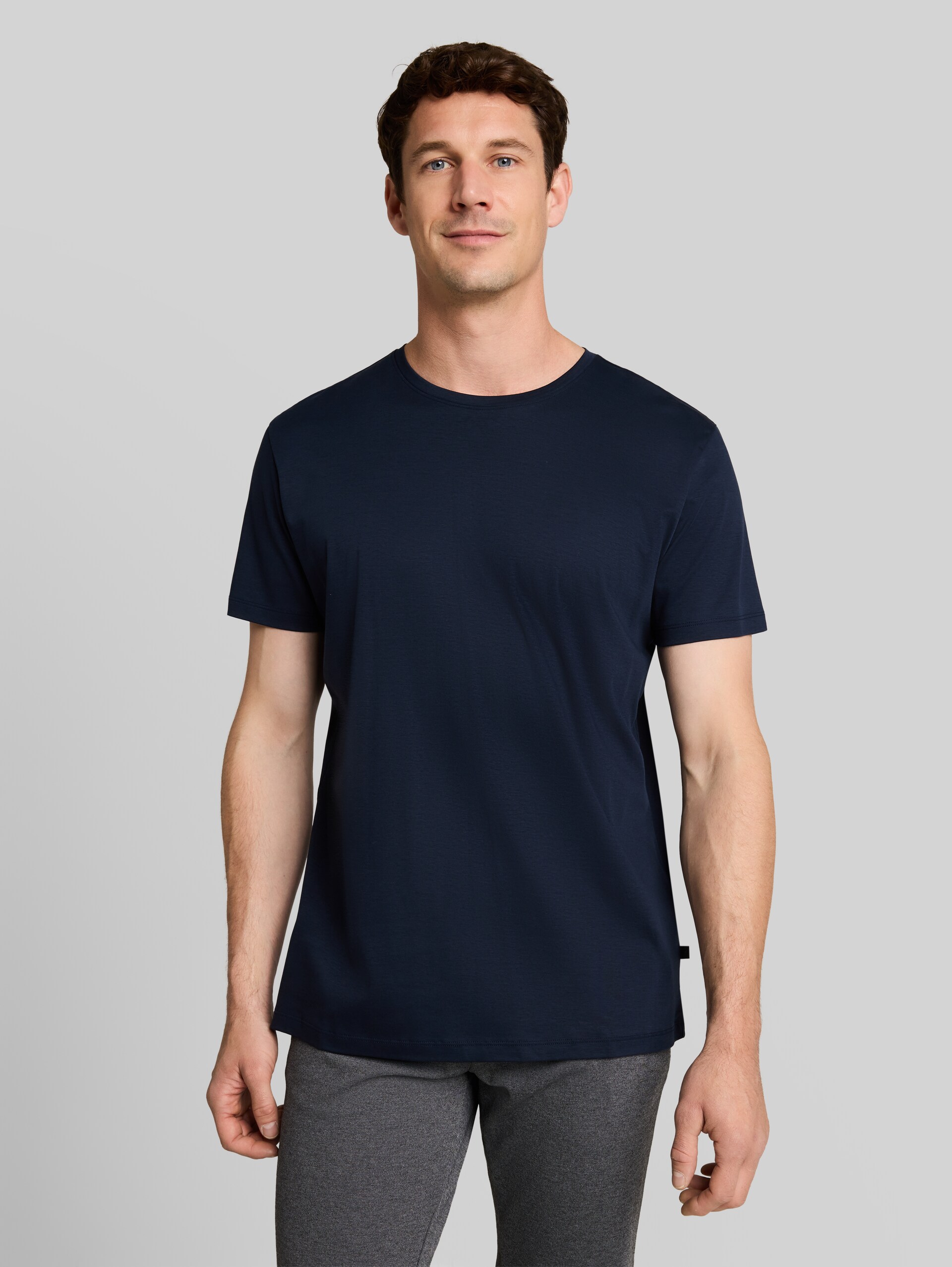 T-shirt in effen kleuren - sky captain blue - Nek model vooraanzicht
