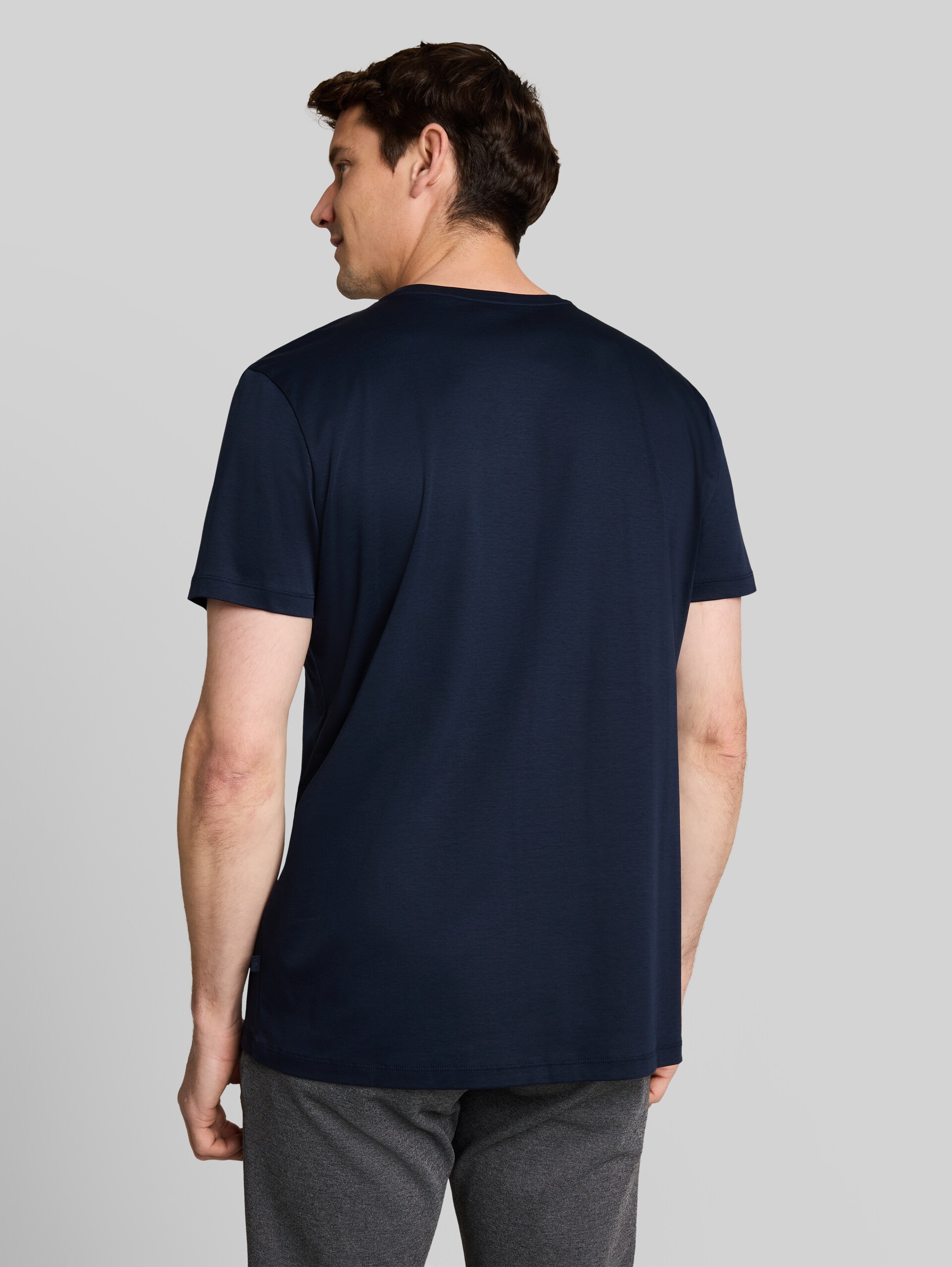 T-shirt in effen kleuren - sky captain blue - Neklijn model-achteraanzicht