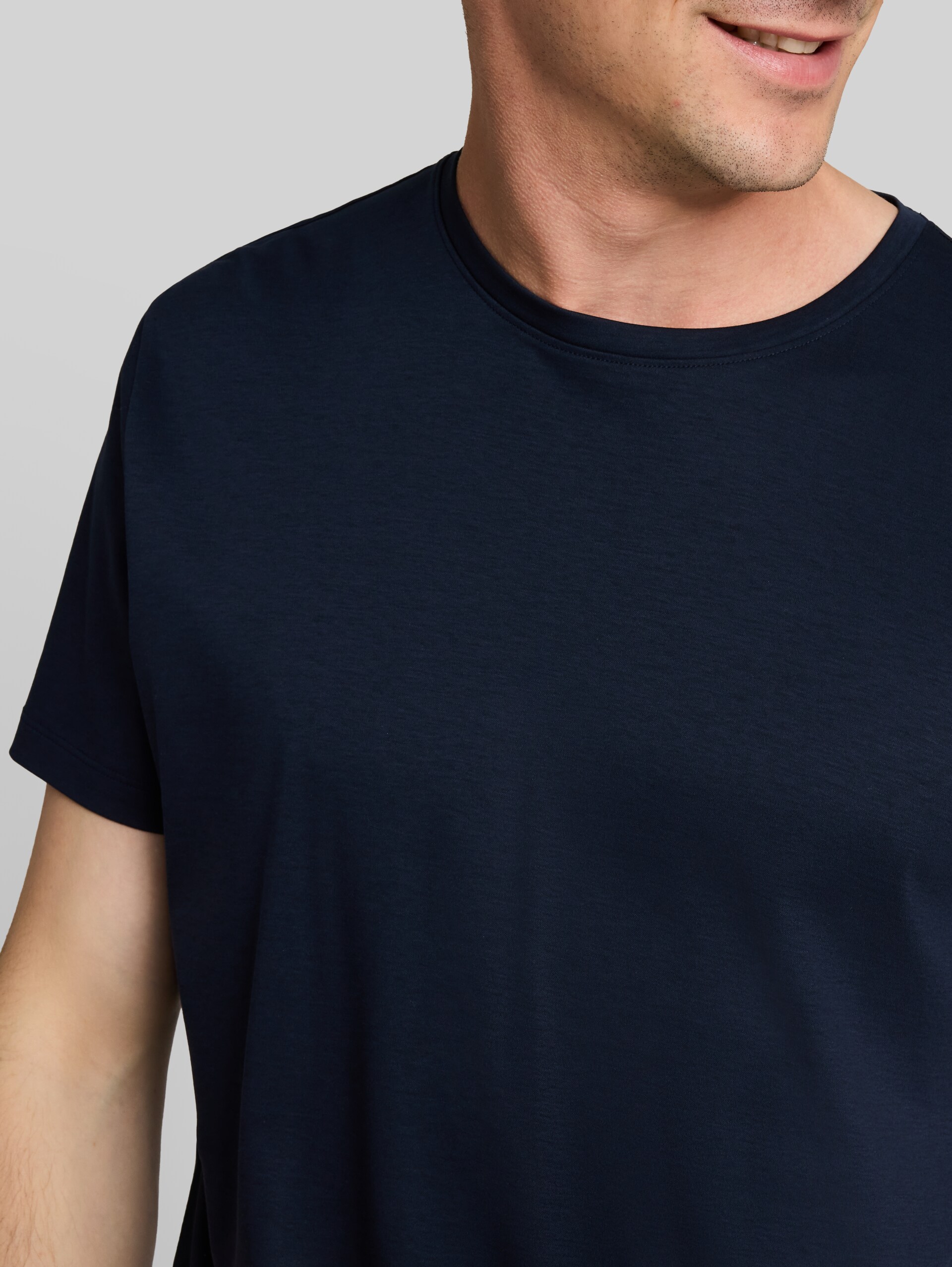 T-shirt in effen kleuren - sky captain blue - Detailaanzicht model