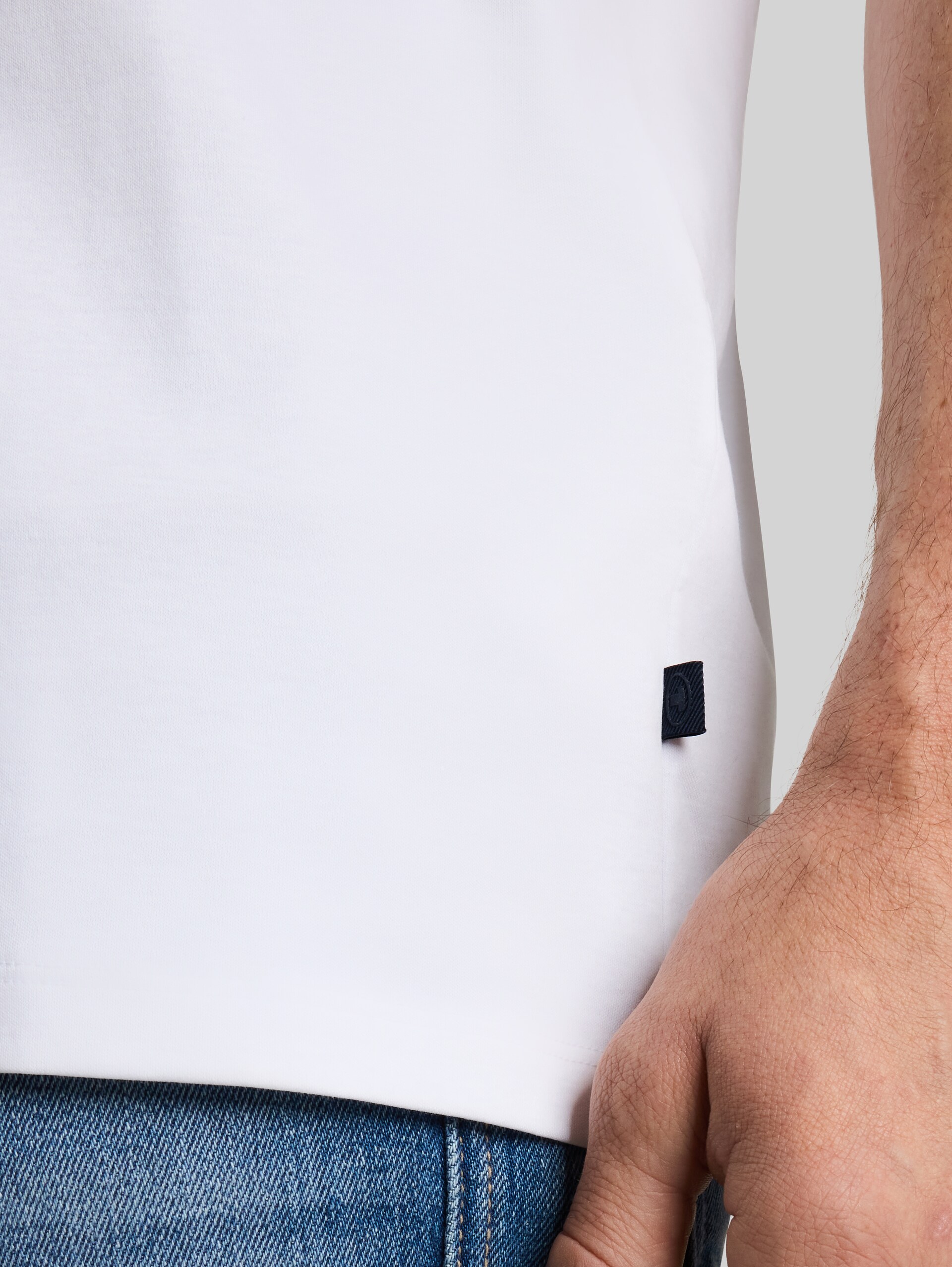 T-shirt in effen kleuren - White - Detailaanzicht model