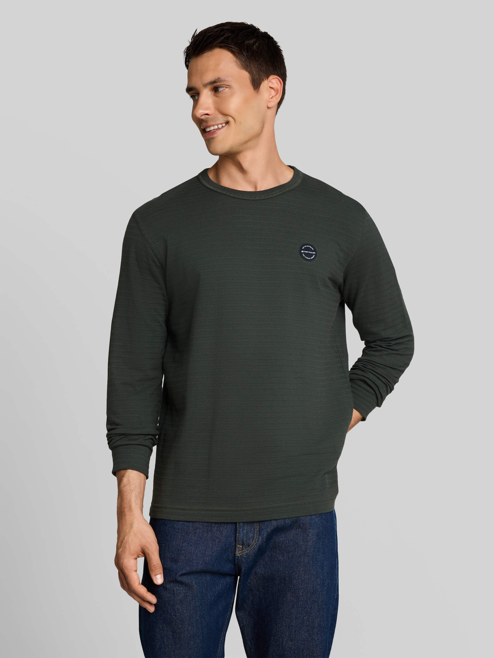 T-shirt met lange mouwen en logobadge - Darkest Olive - Nek model vooraanzicht