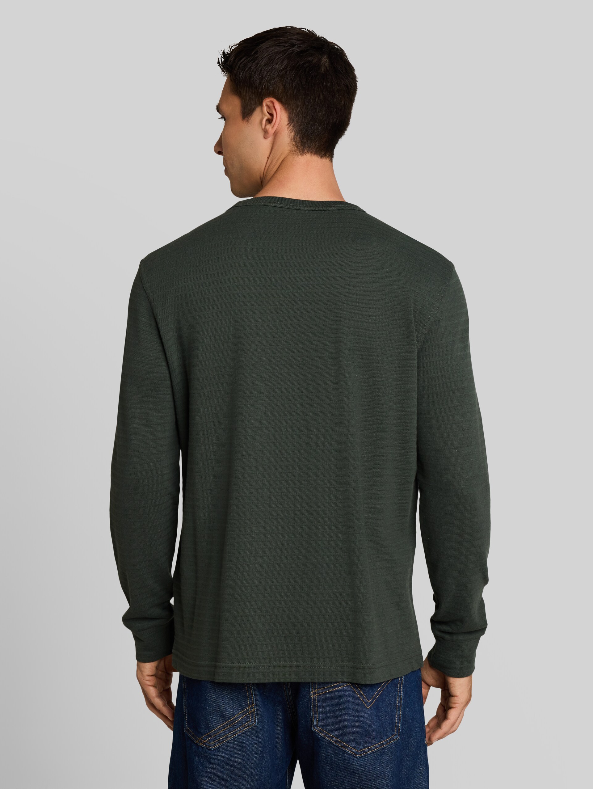 T-shirt met lange mouwen en logobadge - Darkest Olive - Neklijn model-achteraanzicht