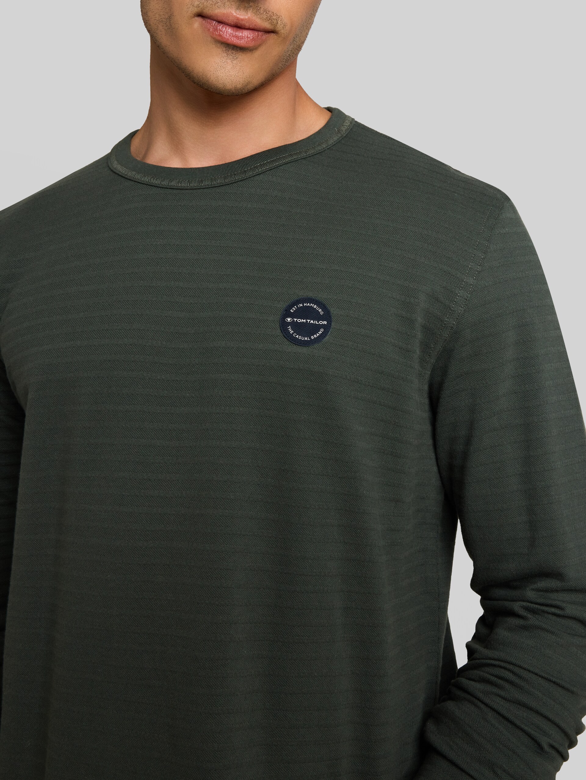 T-shirt met lange mouwen en logobadge - Darkest Olive - Detailaanzicht model