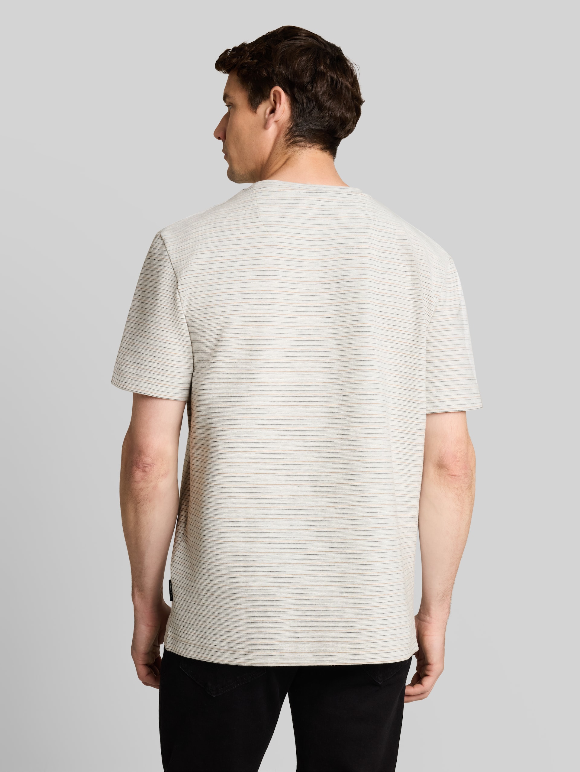 T-Shirt mit Streifenmuster - white brown navy stripes - Auschnitt Model-Rückansicht