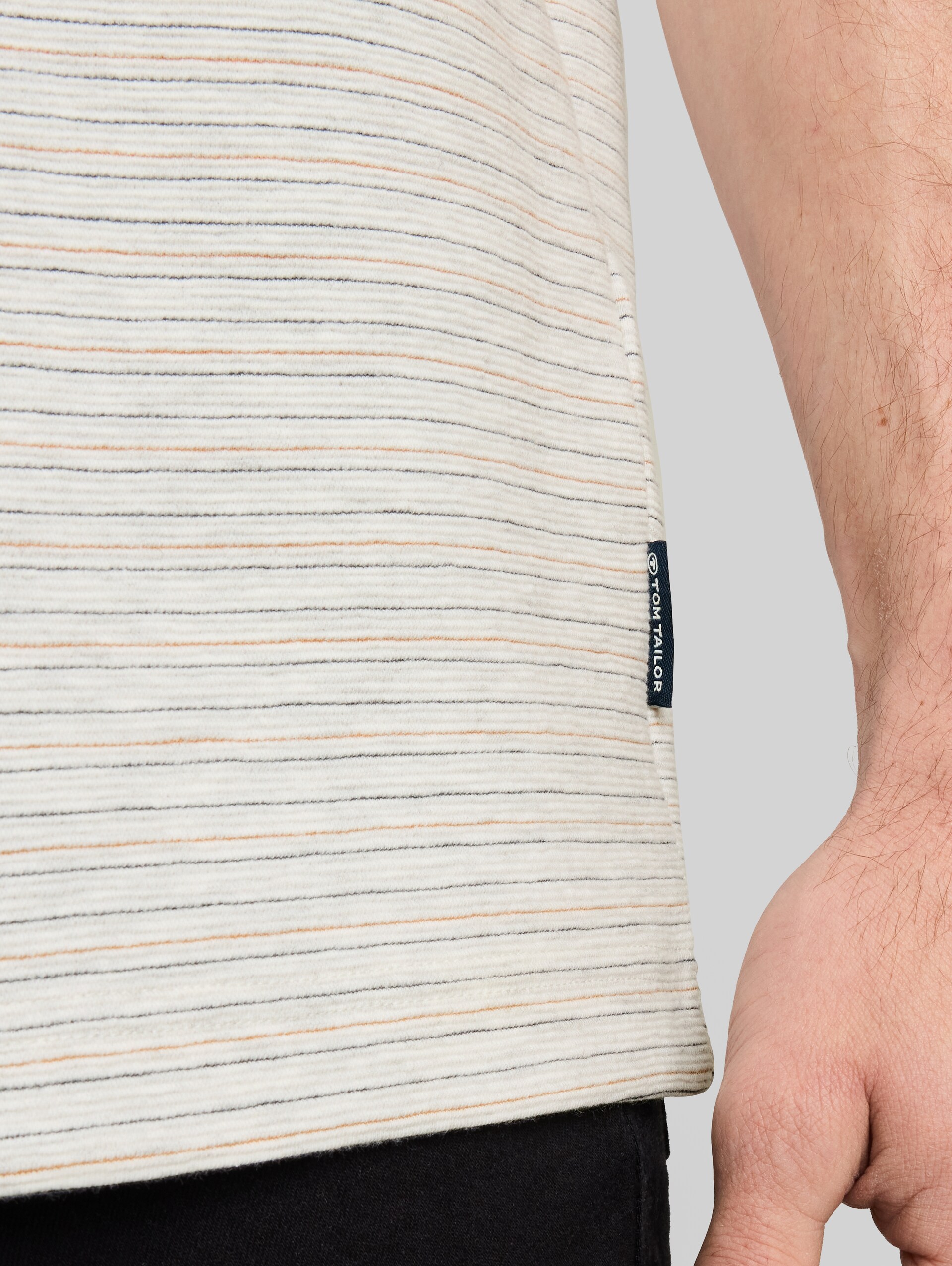 T-Shirt mit Streifenmuster - white brown navy stripes - Detail-Model-Ansicht