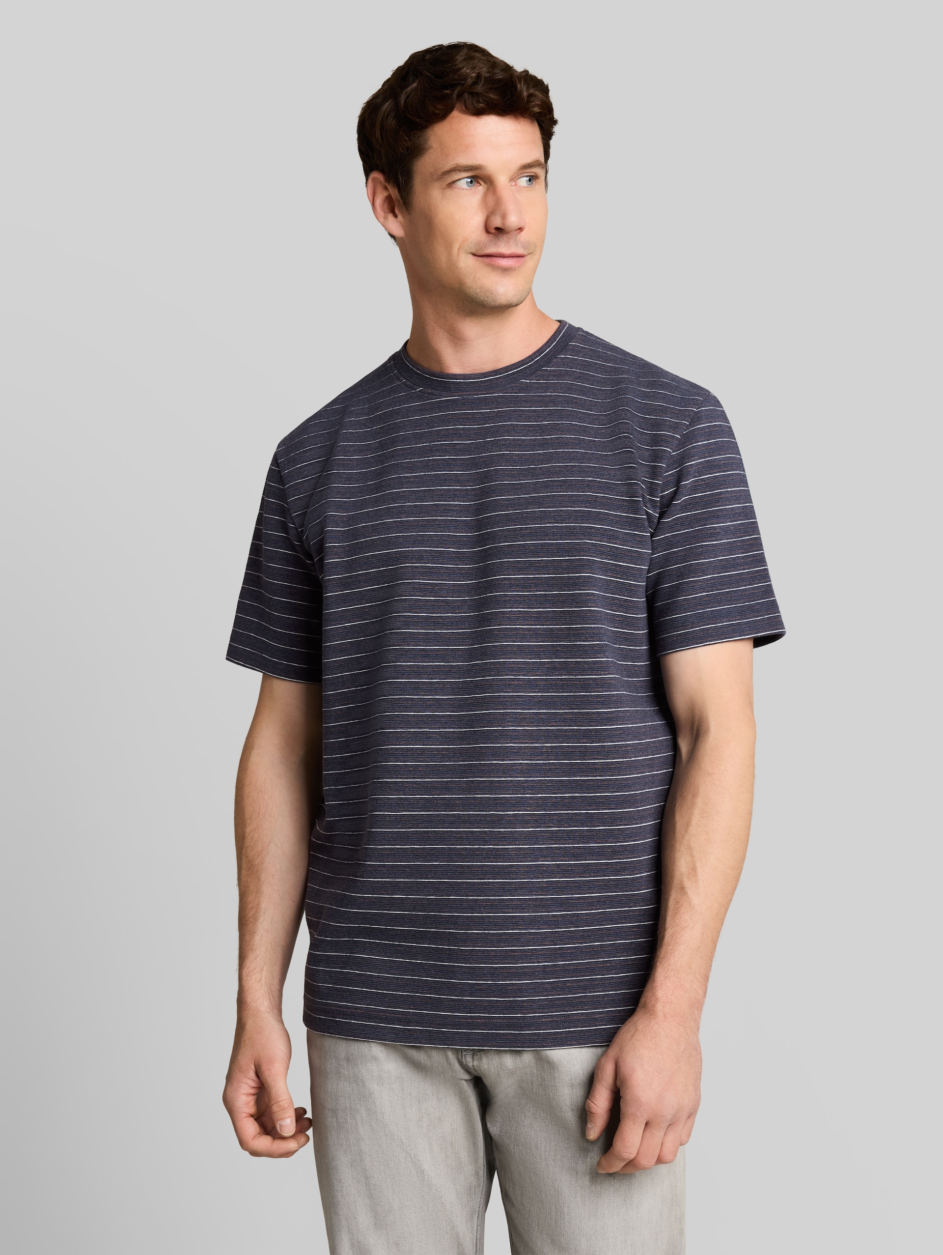 T-Shirt mit Streifenmuster - navy brown white stripes - Ausschnitt Model-Vorderansicht