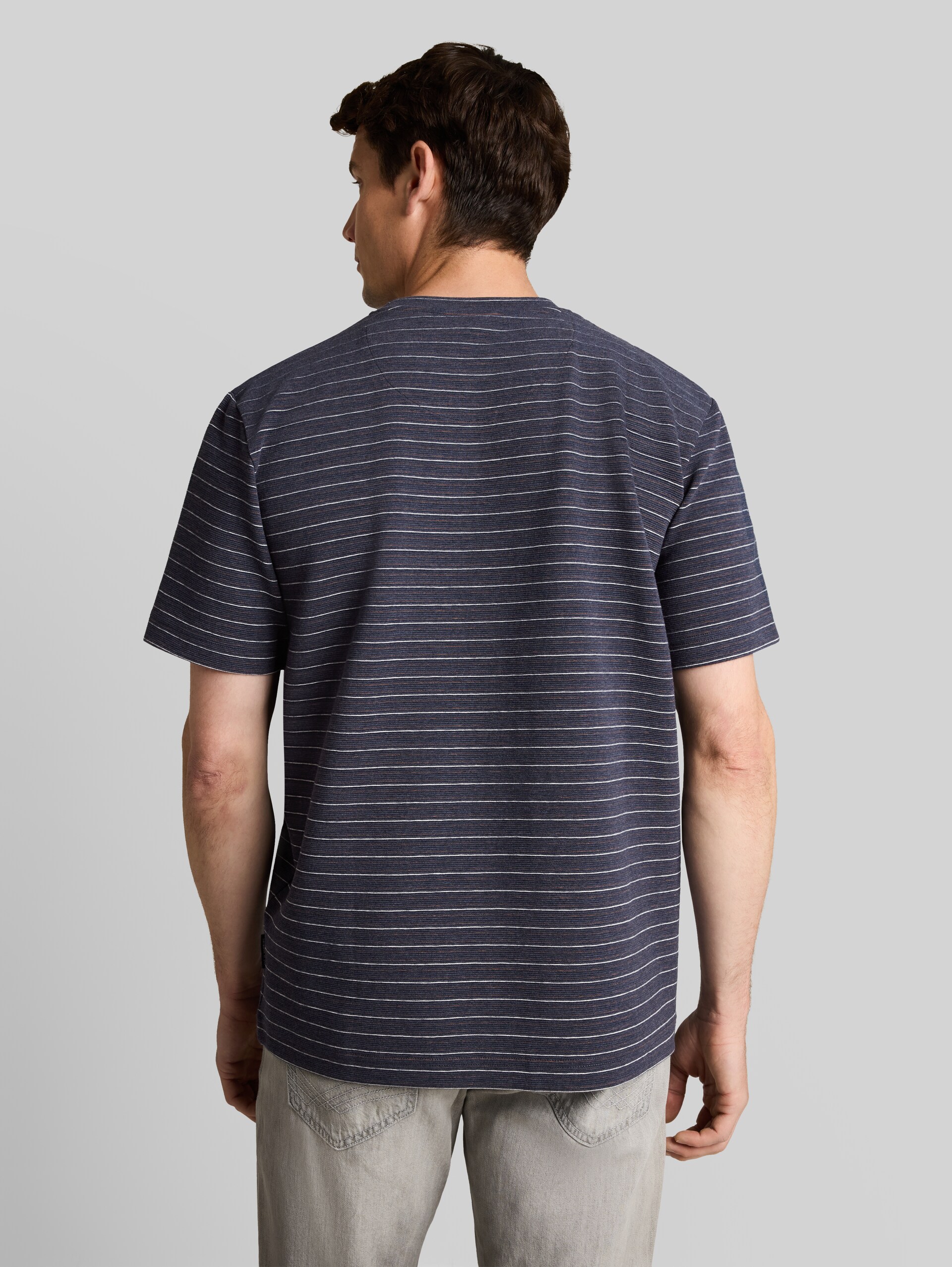 T-Shirt mit Streifenmuster - navy brown white stripes - Auschnitt Model-Rückansicht