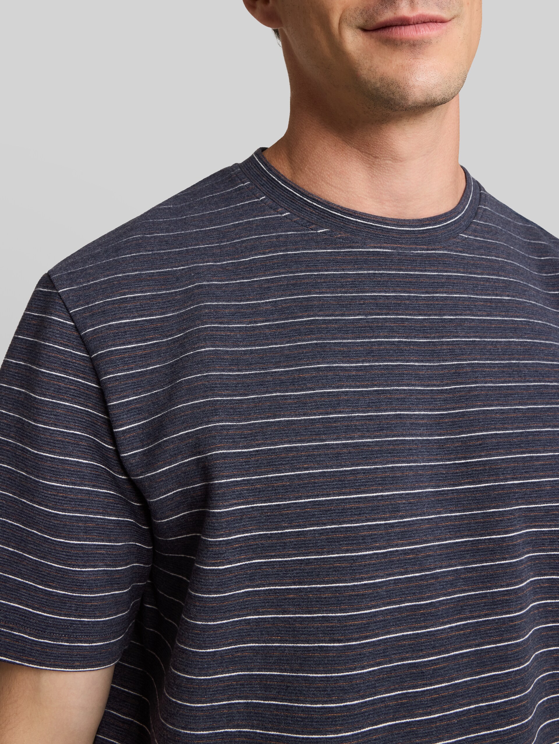 T-Shirt mit Streifenmuster - navy brown white stripes - Detail-Model-Ansicht