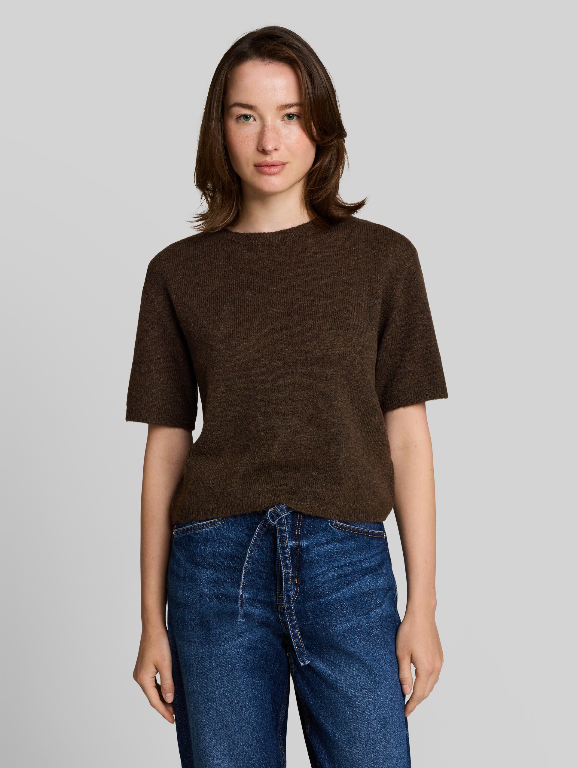 Lichtgewicht gebreide trui met alpaca-aandeel - cool dark brown melange - Nek model vooraanzicht