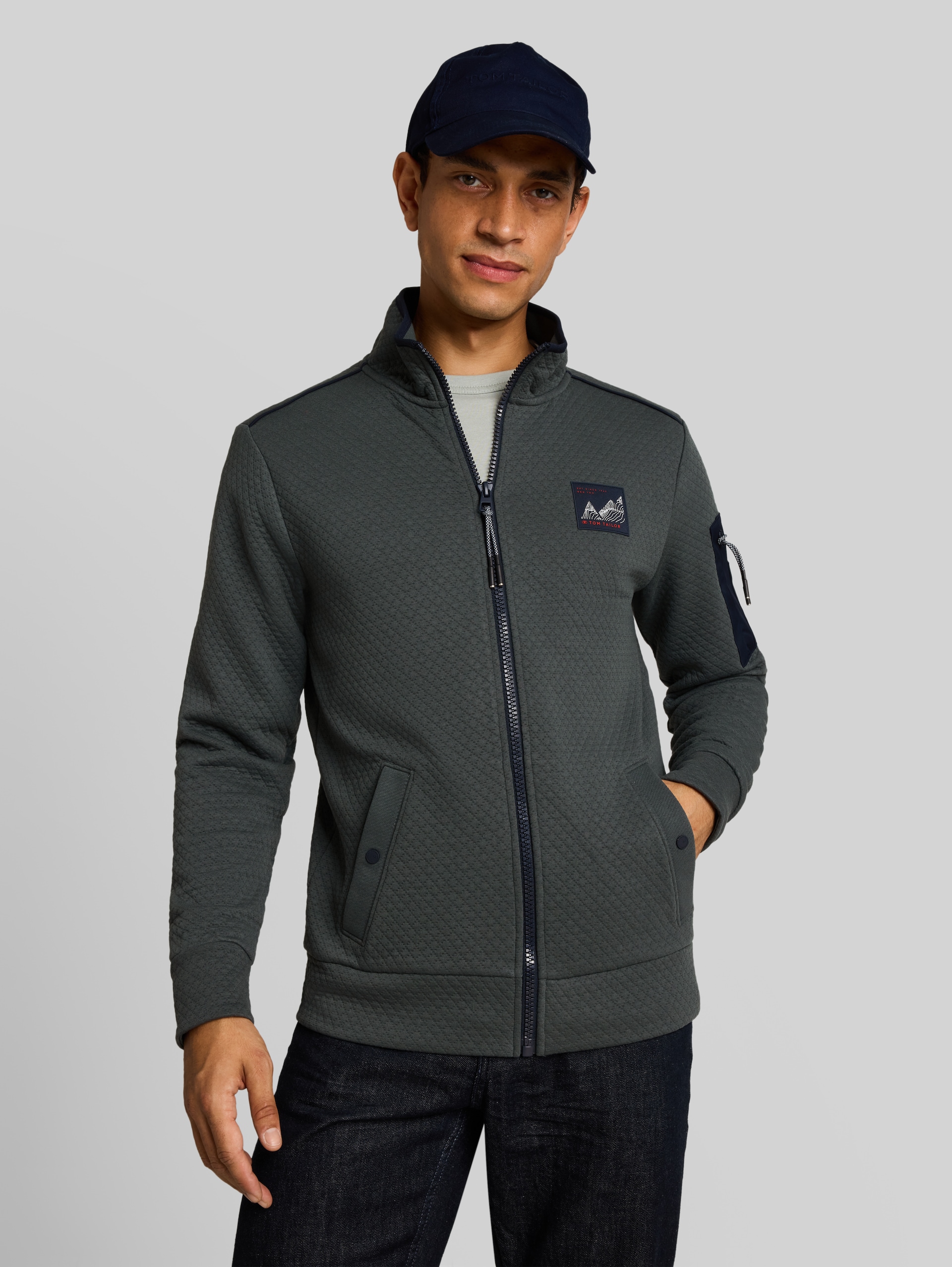 Veste sweat à col montant - Darkest Olive - Découpe Vue de face du modèle