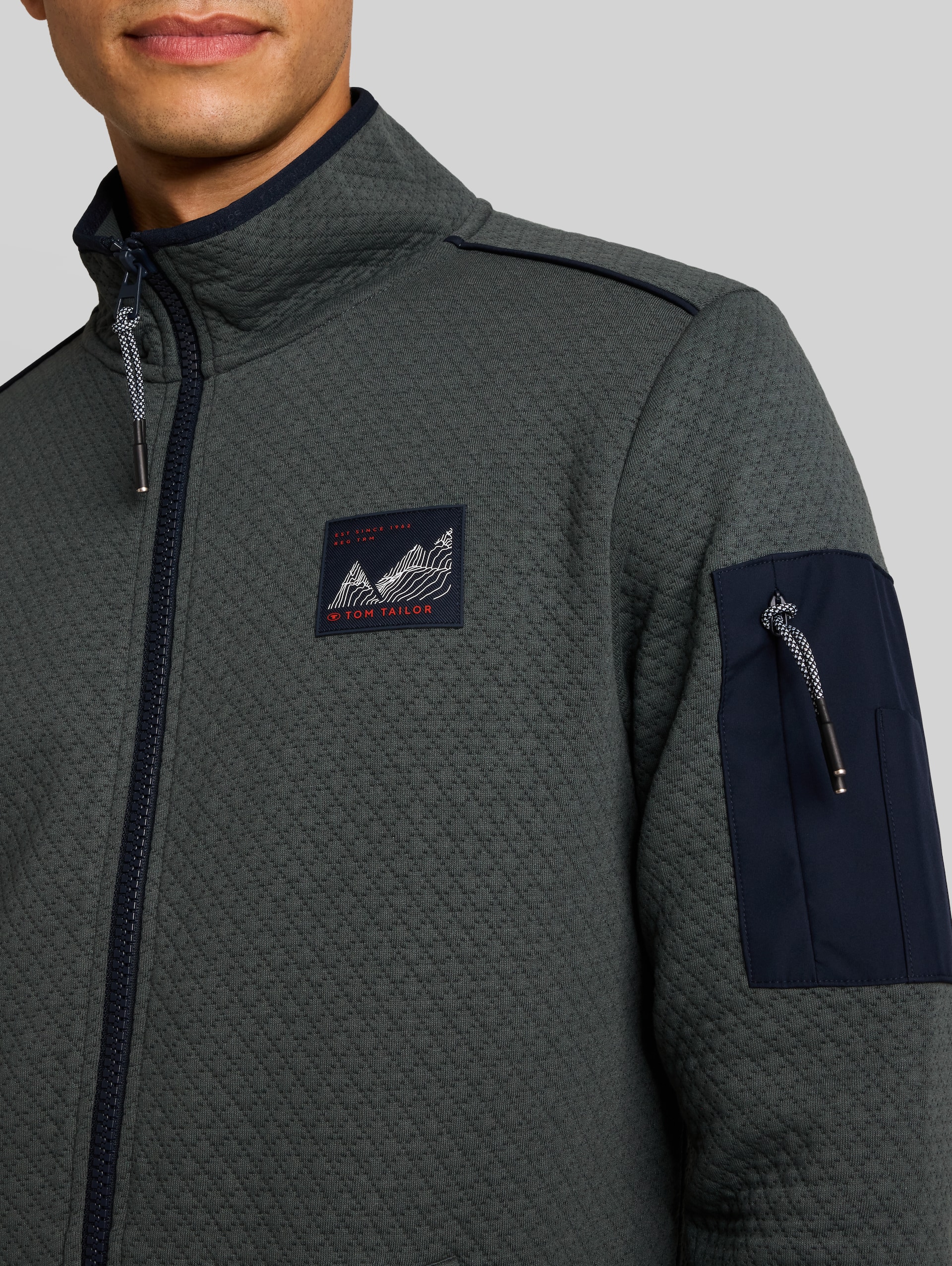 Veste sweat à col montant - Darkest Olive - Vue détaillée du modèle