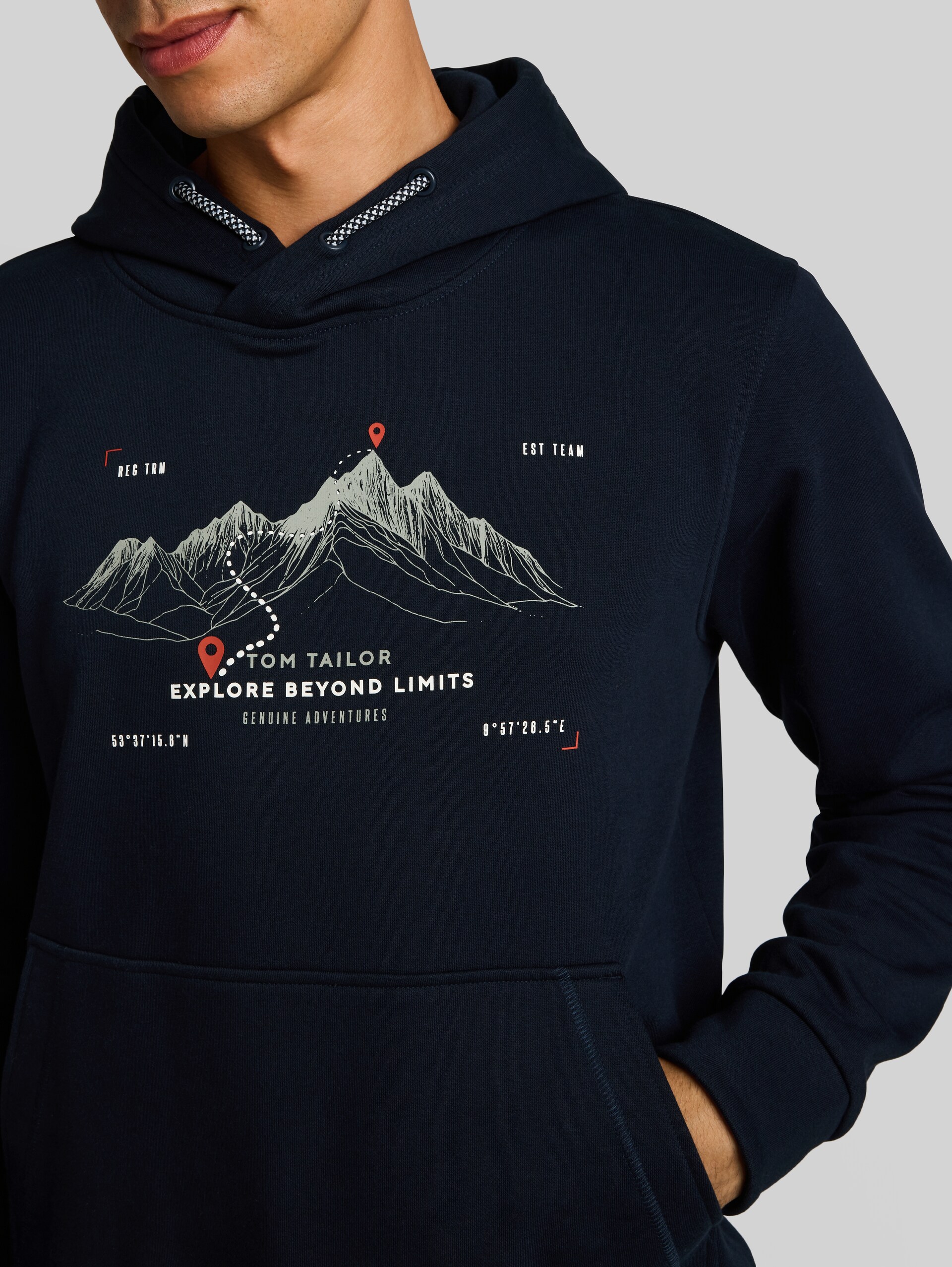 Hoodie met print - sky captain blue - Detailaanzicht model