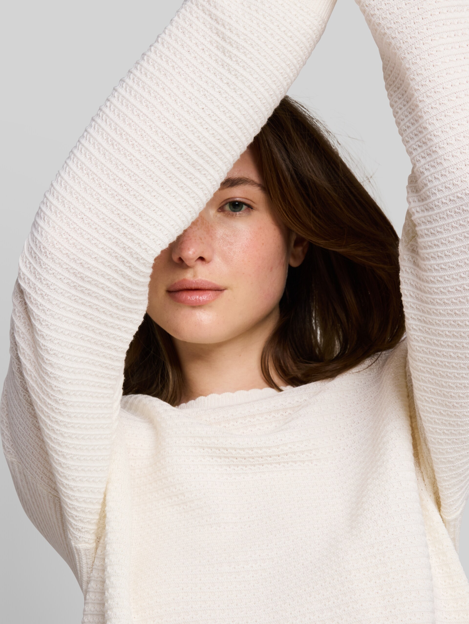 Relaxed Fit Strickpullover - off white - Detail-Model-Ansicht